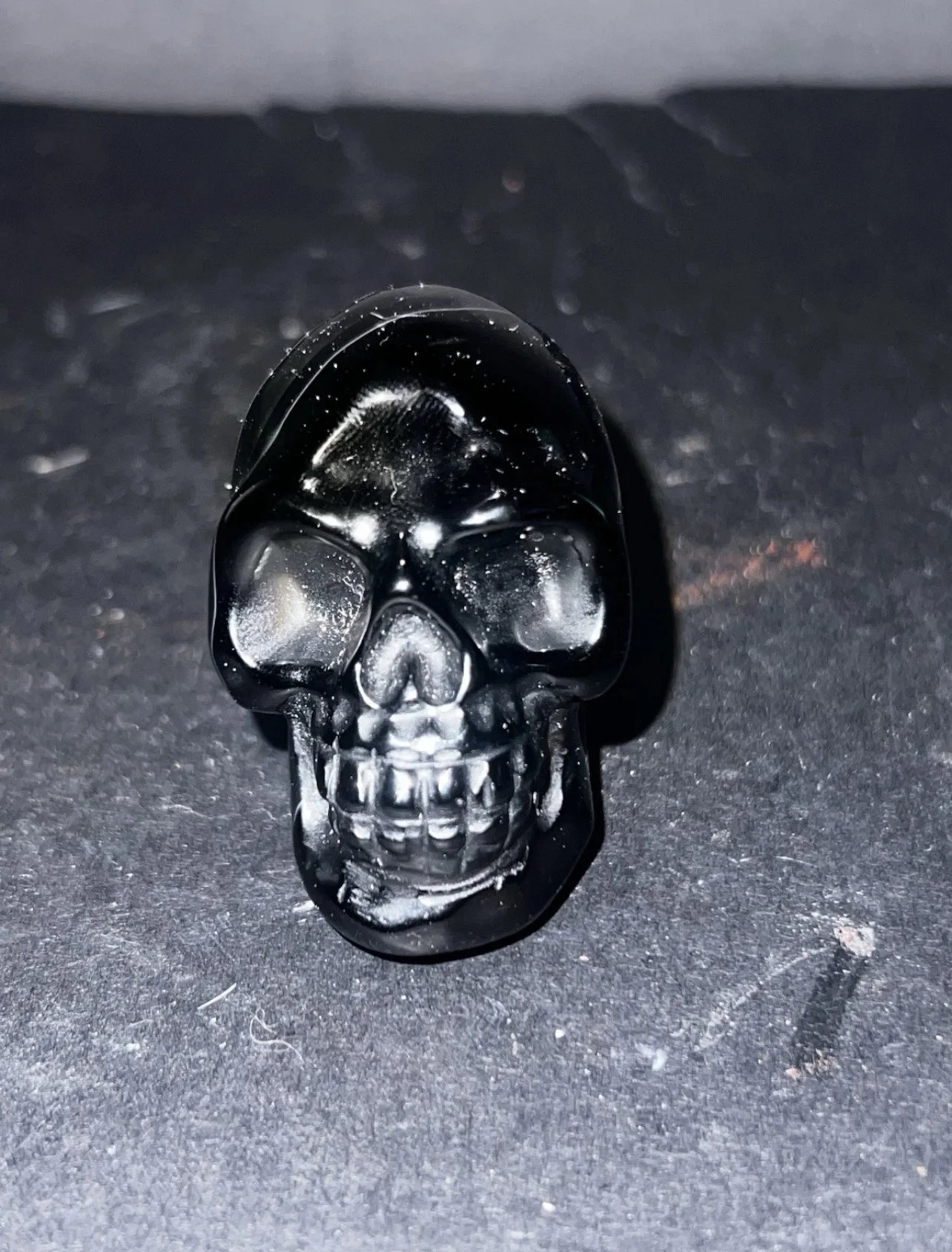 🖤 Snow Striped Obsidian Skull – Hand-Carved Mini Crystal Sculpture