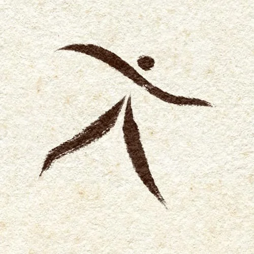 A vertical calligraphic ink stroke with a subtle somatic curve, representing technical balance, choreography, and professional dance standards.