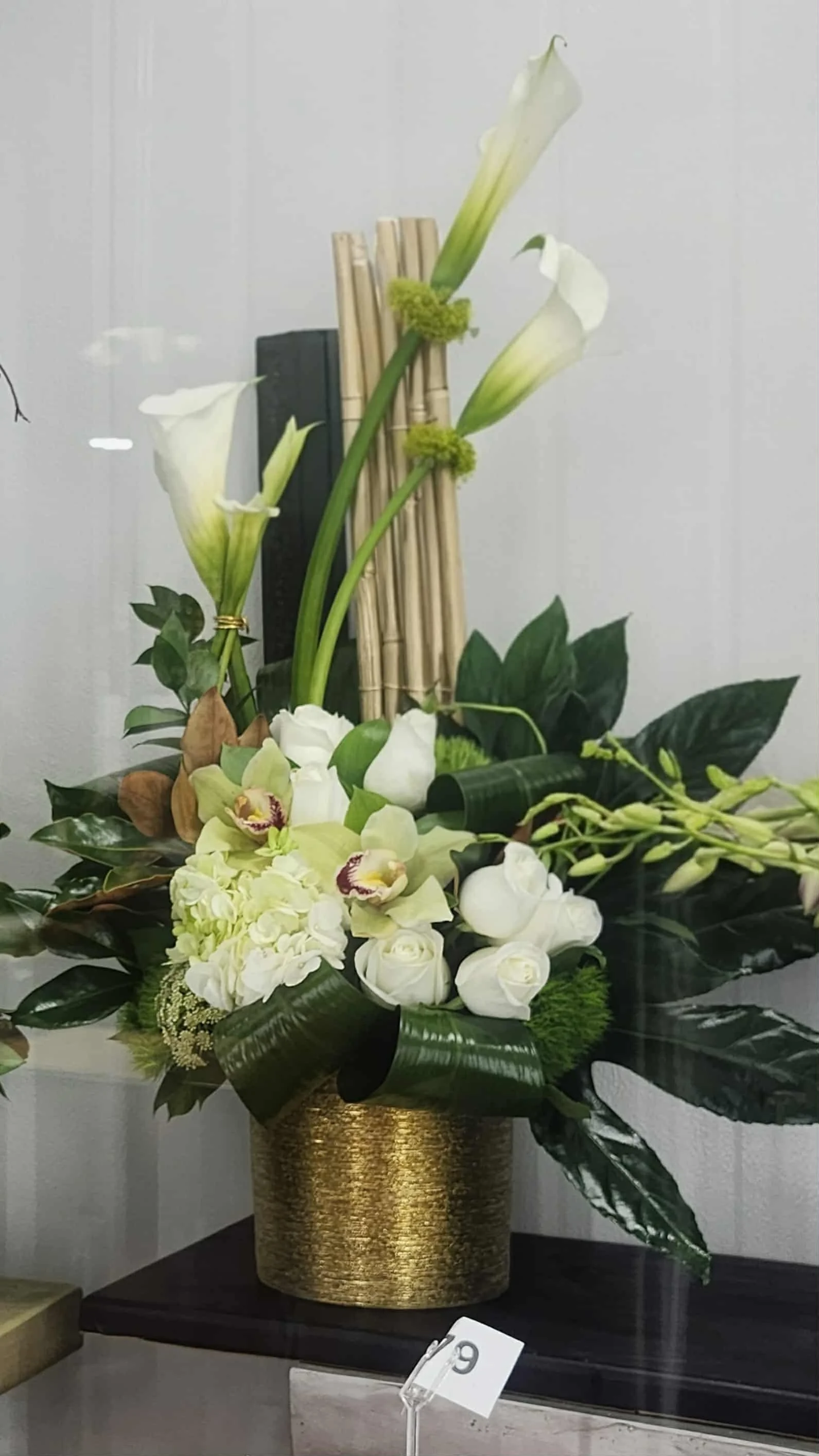 Elegance in Bloom: Luxurious Floral Arrangement