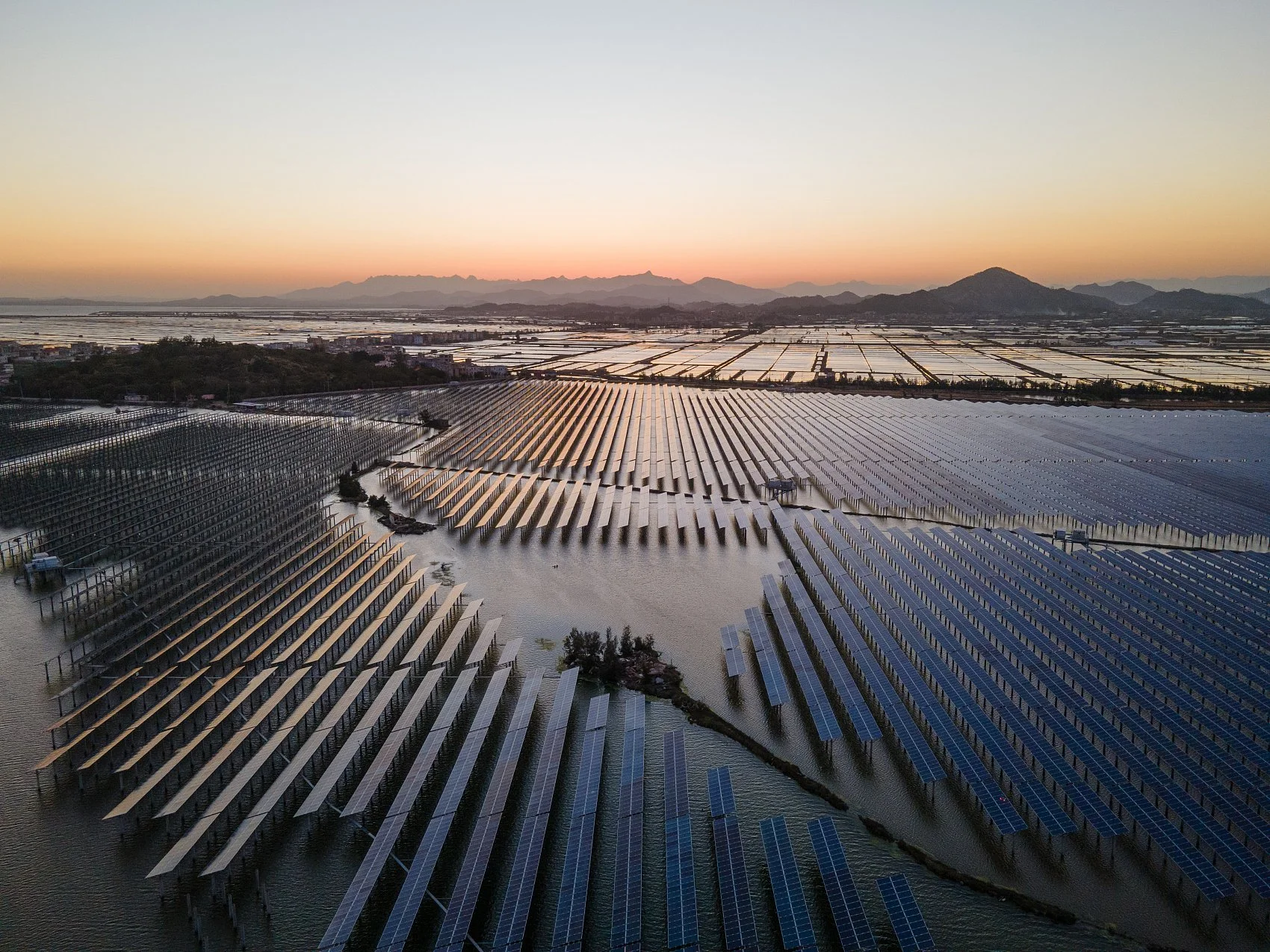 日落时海上太阳能发电厂的鸟瞰图。_副本.jpg