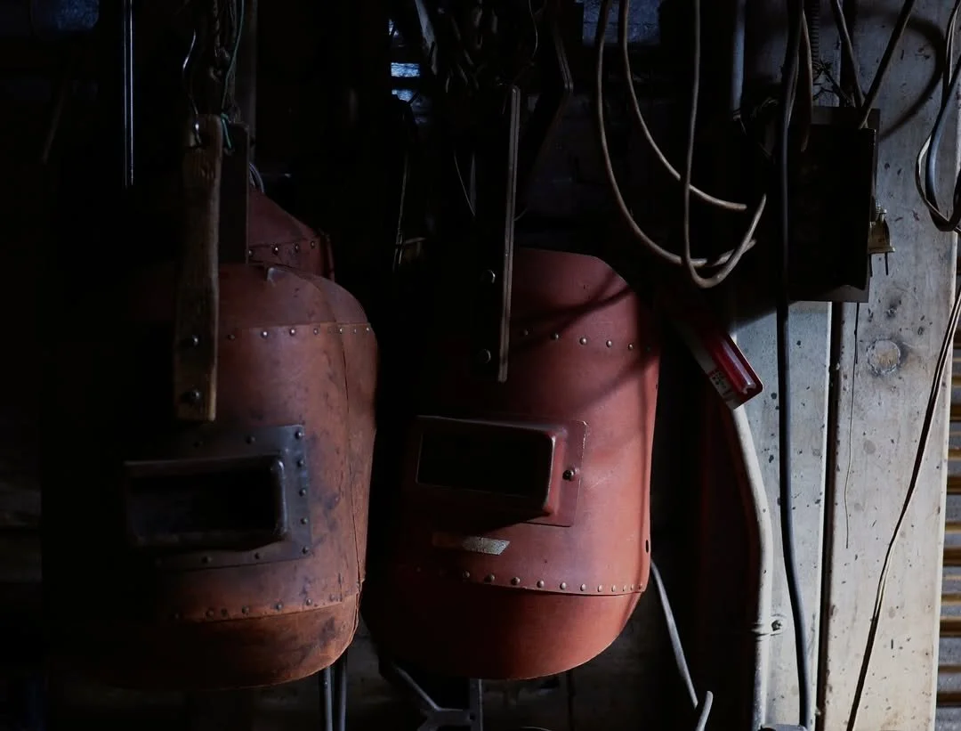 やけど防止用の溶接用ヘルメットが壁に掛かっているstudio caravanの工房