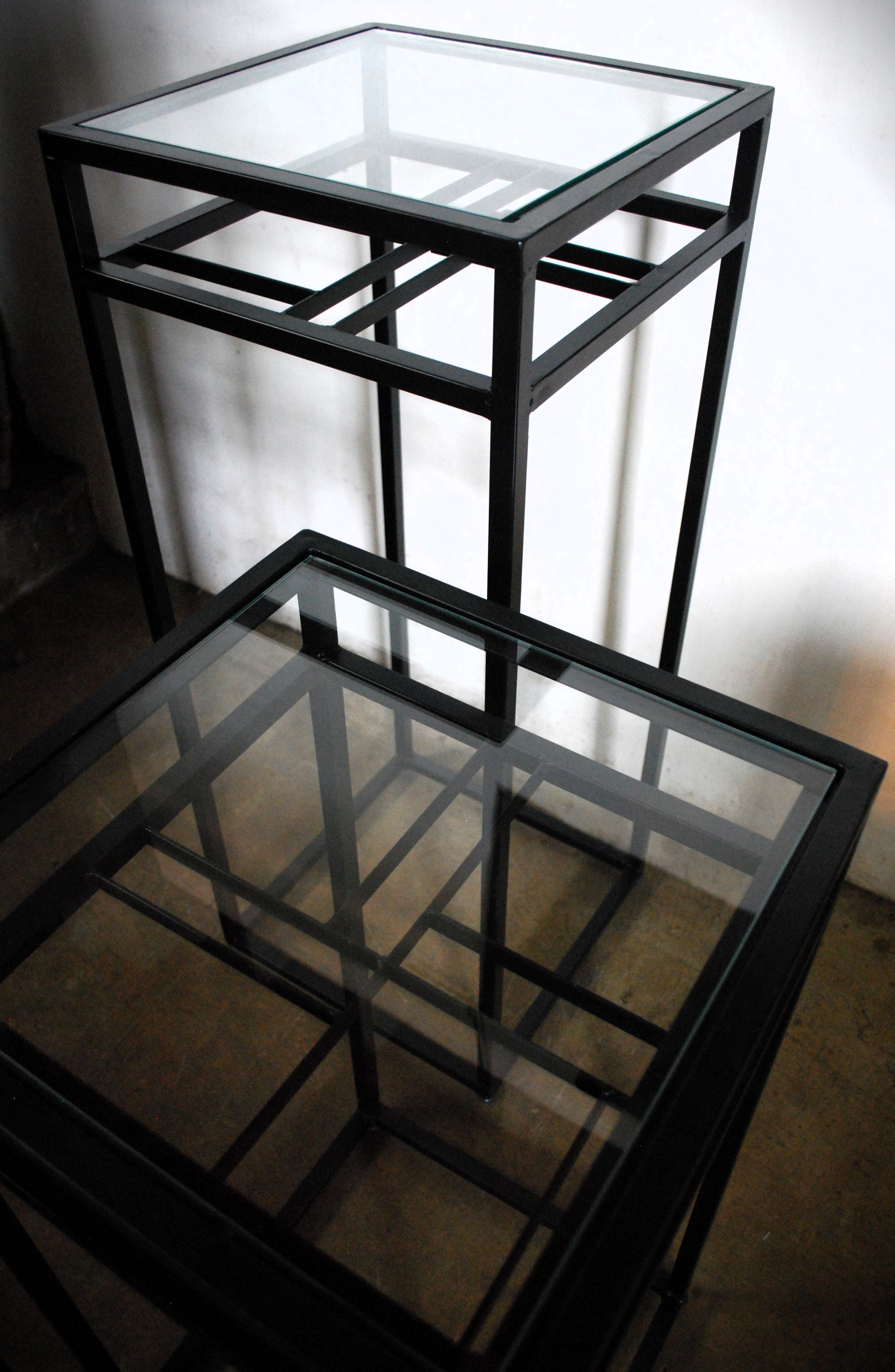 黒い金属フレームとガラス天板のスツール