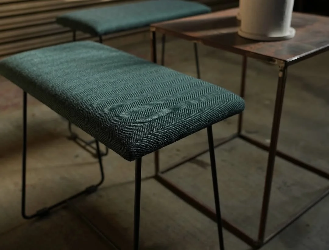 アイアンの脚がついたテーブルとチェア