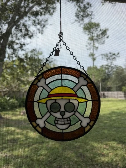 🏴‍☠️ “One Piece” Inspired Jolly Roger Stained Glass Panel – Luffy’s Pirate Emblem