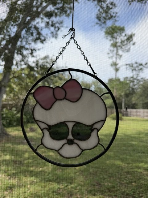 💀🎀 Kawaii Skull Stained Glass Suncatcher – Cute Meets Cool