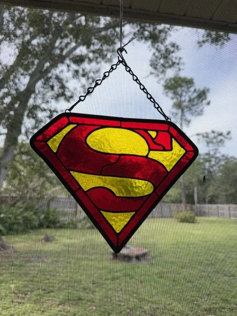🦸‍♂️ Superman Shield Stained Glass Panel – Iconic Hero Symbol in Glass