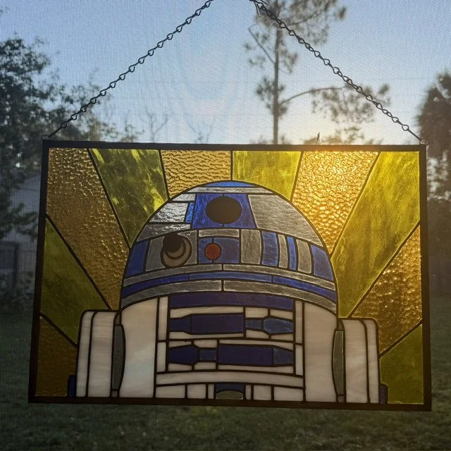 🌟 R2-D2 Stained Glass Panel – A Galactic Tribute to the Galaxy’s Most Loyal Droid