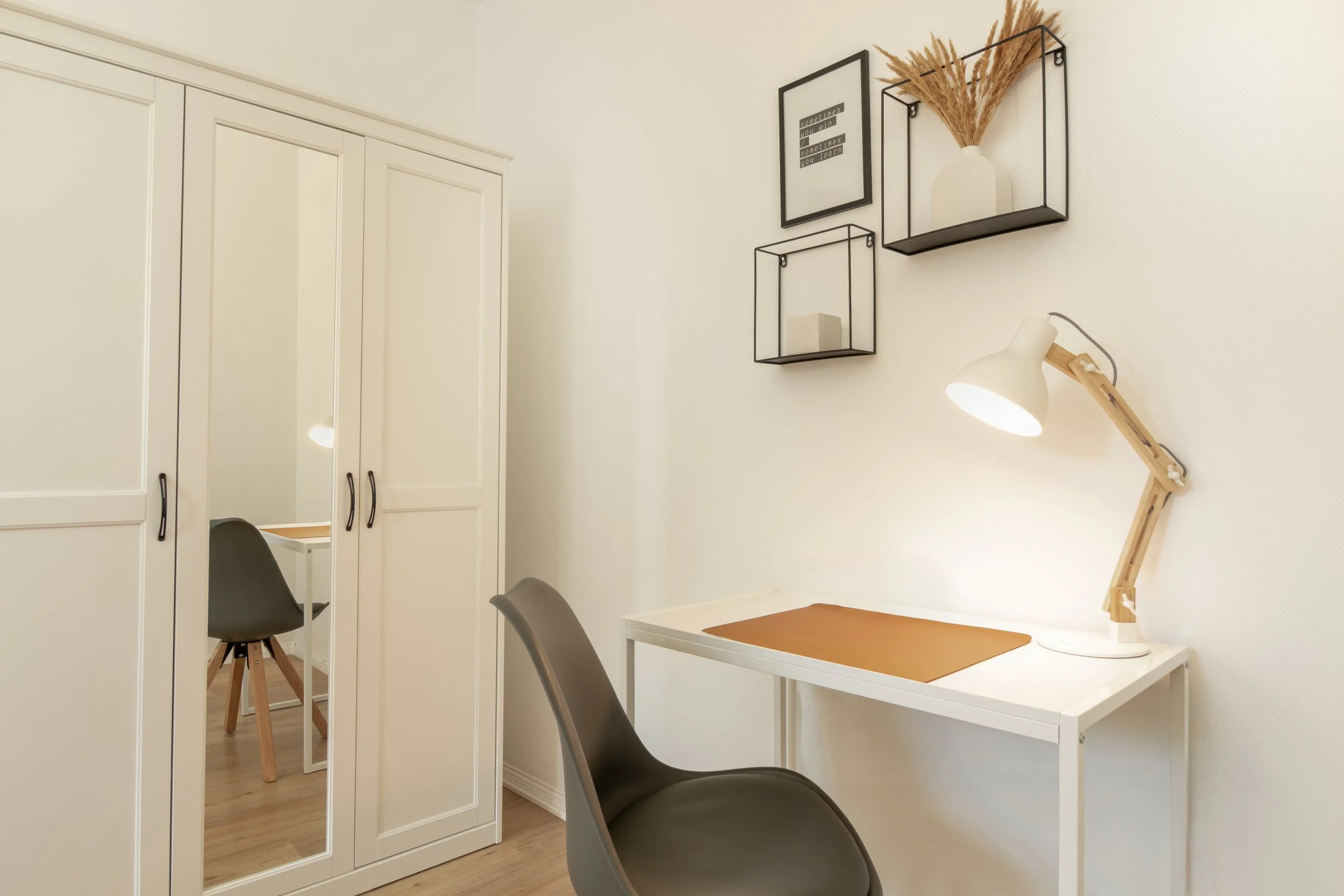 Heller Arbeitsplatz mit Schreibtisch, gemütlichem Stuhl und guter Beleuchtung – ideal für Laptop, Homeoffice oder konzentriertes Arbeiten.
