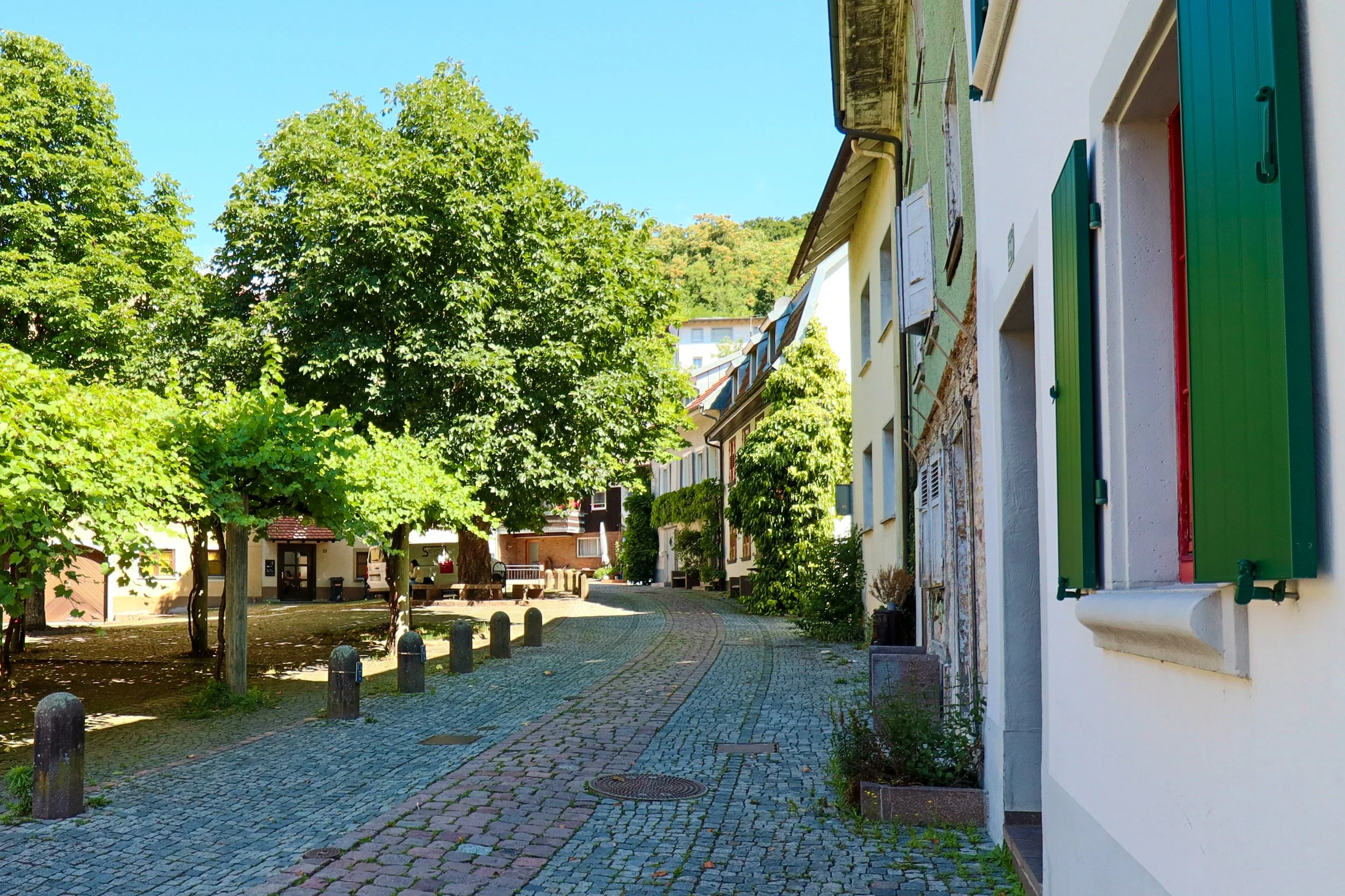 Ruhige, historische Gasse in unmittelbarer Umgebung – ideal für einen kurzen Spaziergang oder eine entspannte Pause im Grünen.
