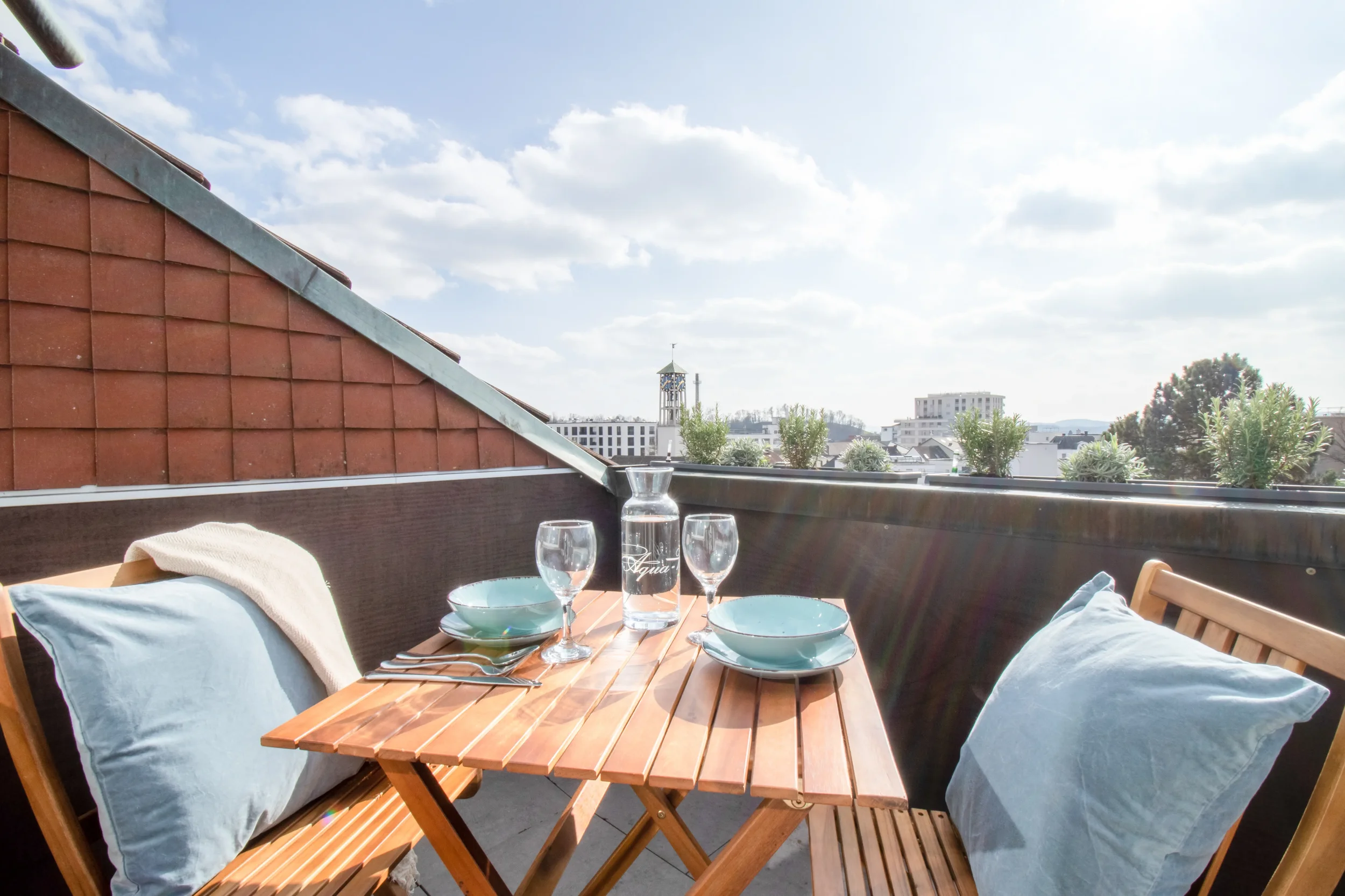 apartment-blau-balkon-fruehstueck-ausblick.webp