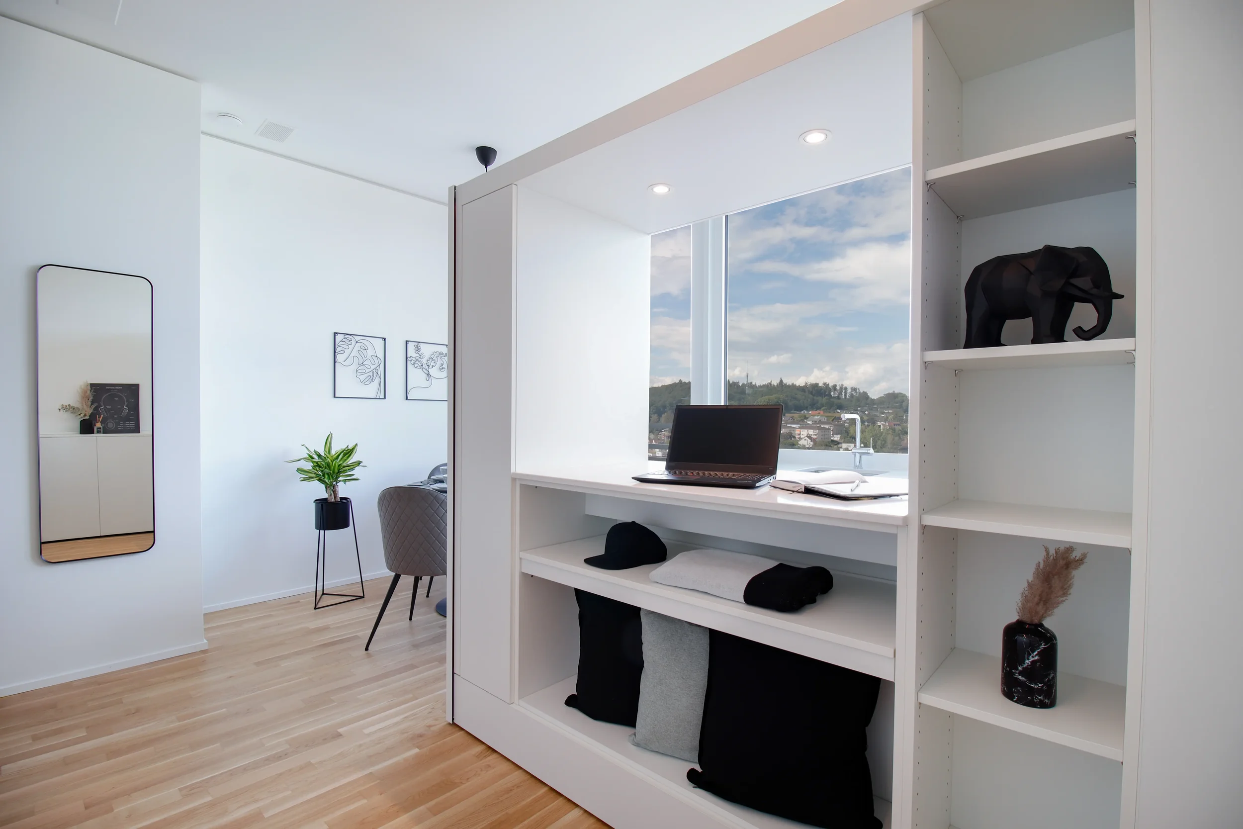 apartment-grau-arbeitsplatz-regal-ausblick.webp