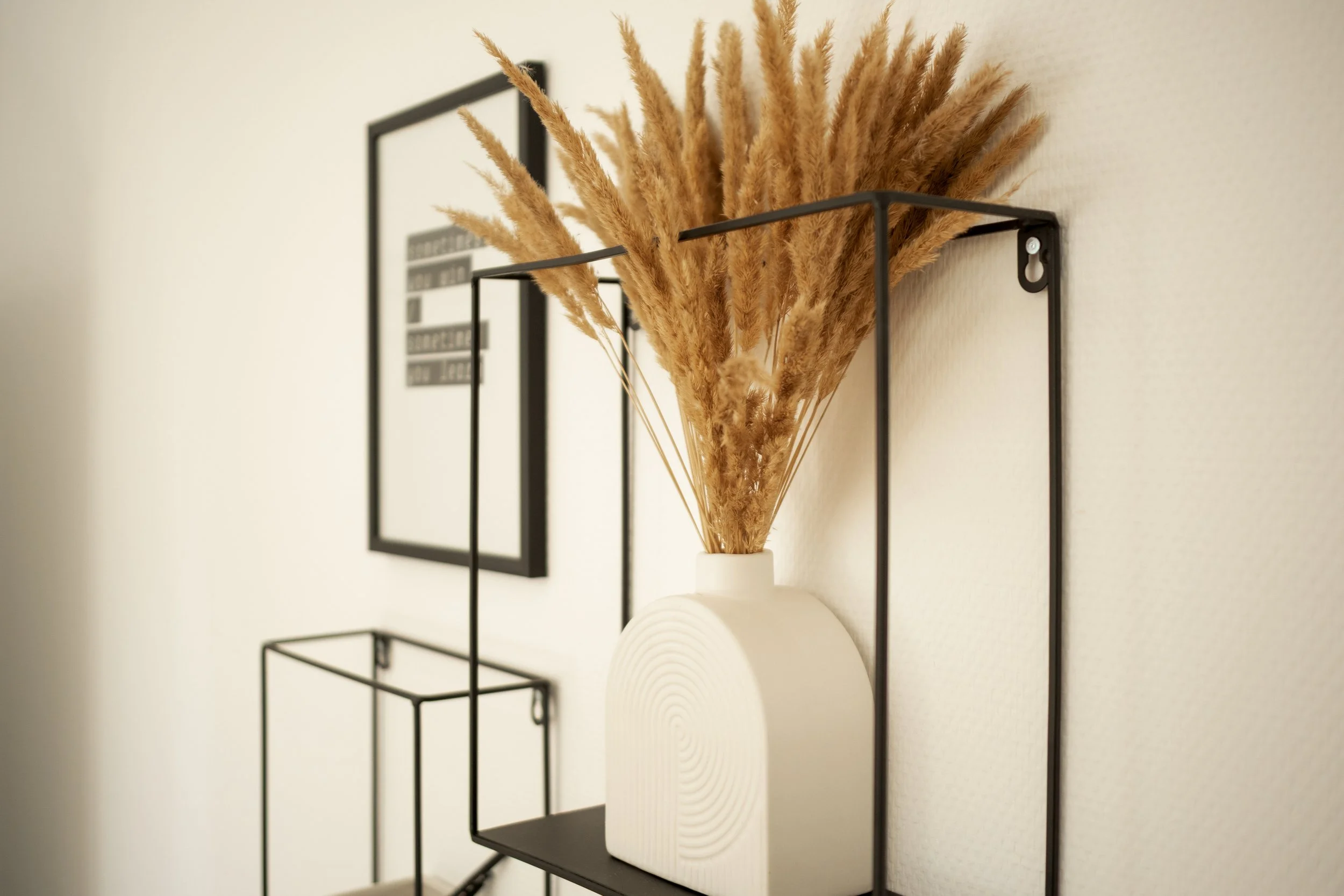 Stilvolle Deko-Elemente sorgen im Schlafzimmer für ein harmonisches und einladendes Ambiente.
