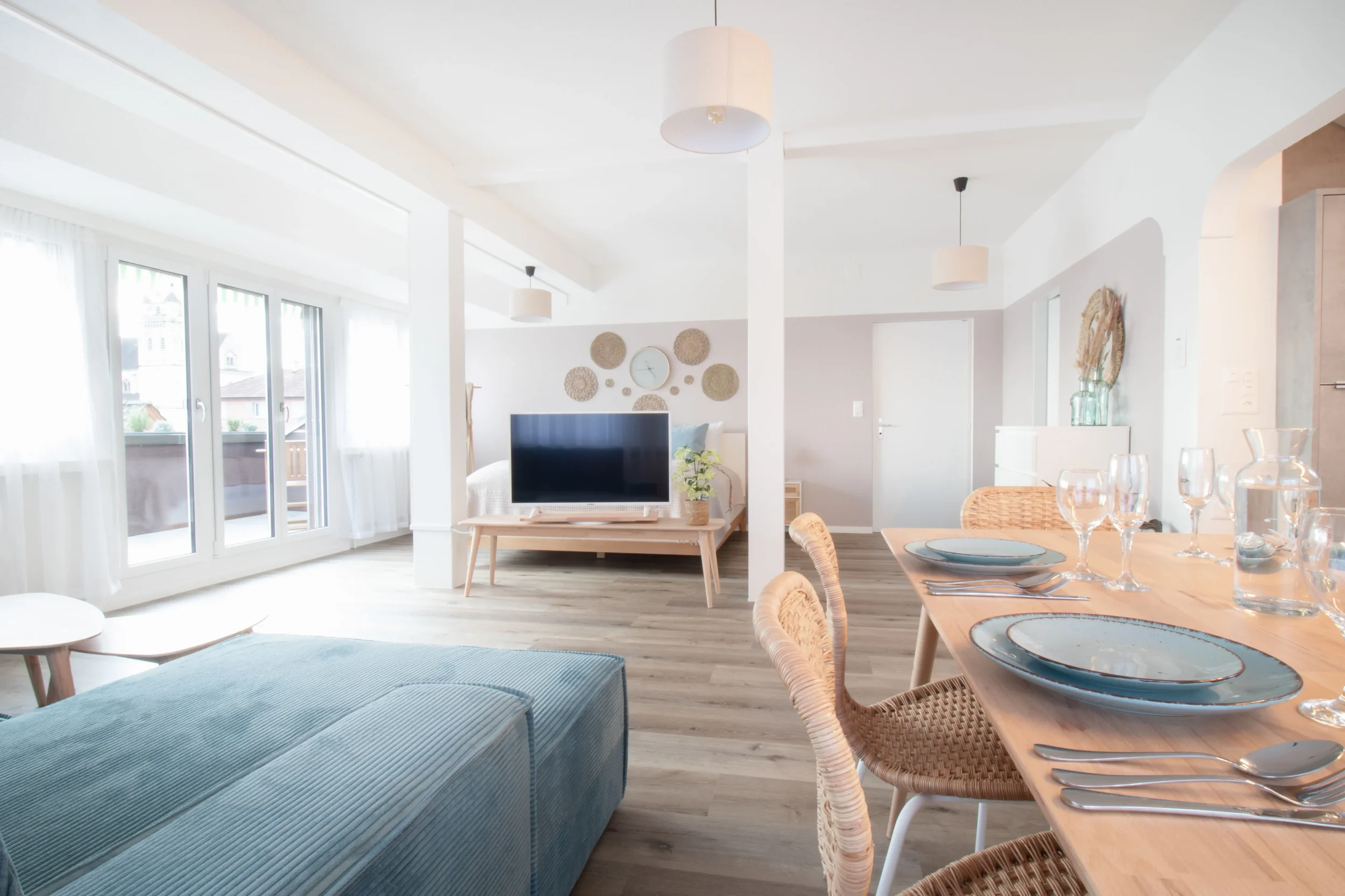 apartment-blau-wohnbereich-zugang-terrasse.webp