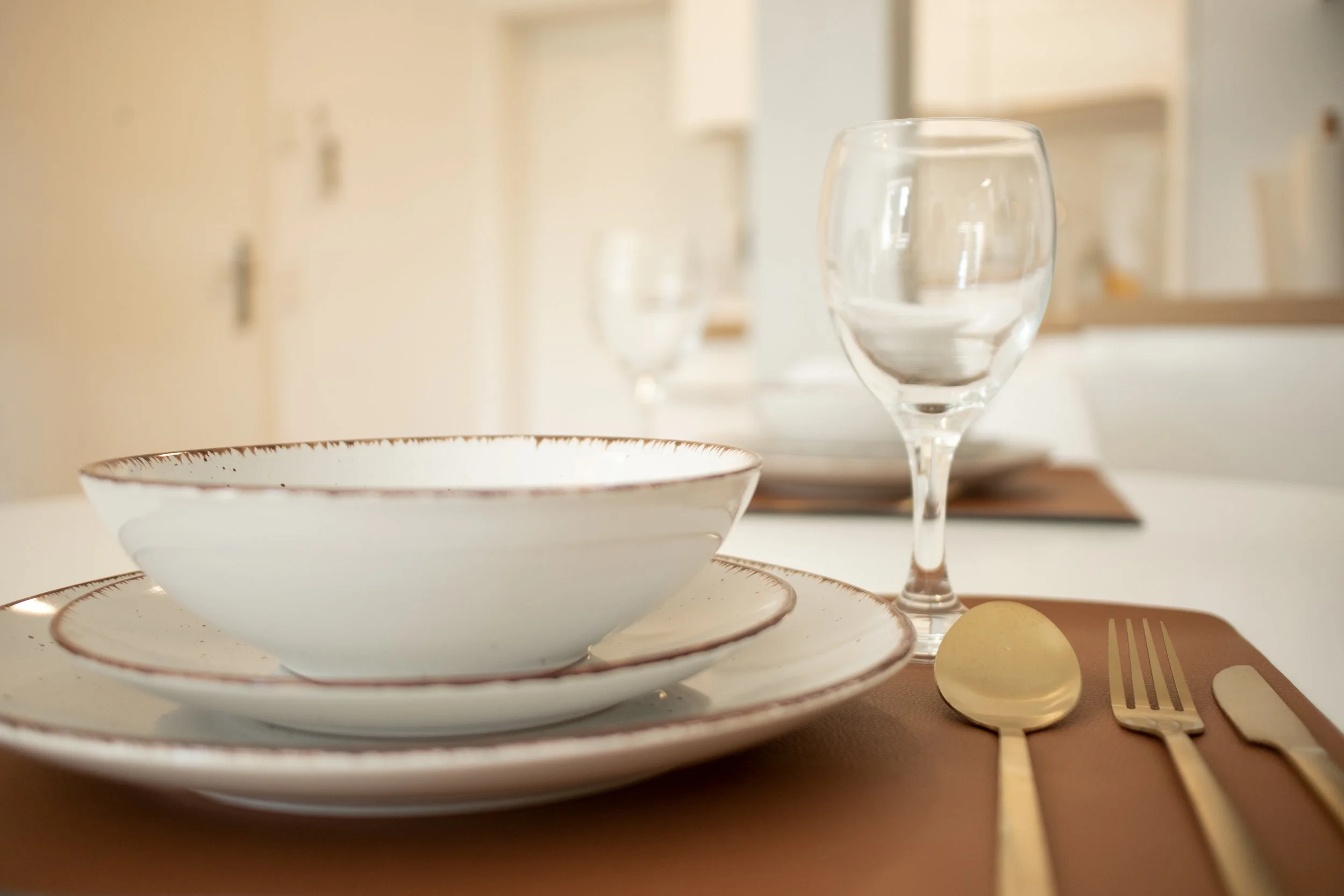 Stilvoll gedeckter Essbereich mit modernem Geschirr – perfekt für gemeinsame Mahlzeiten.

