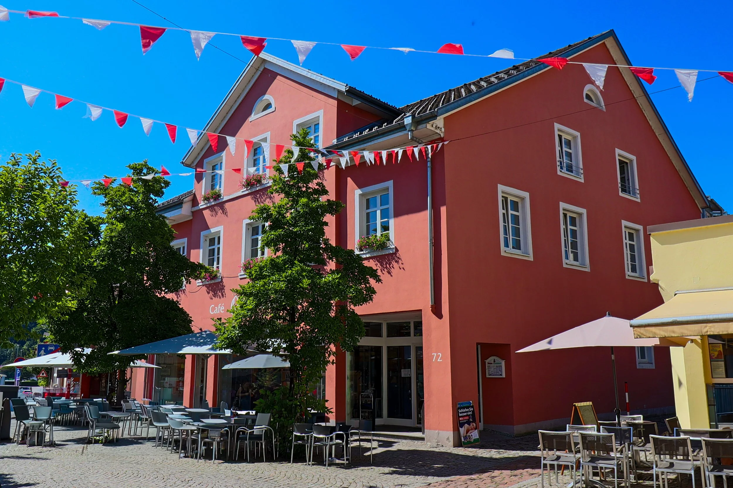 Gemütliche Straßencafés und ein Bäcker nur 3 Gehminuten vom Apartment entfernt – ideal für Frühstück oder eine Pause zwischendurch.
