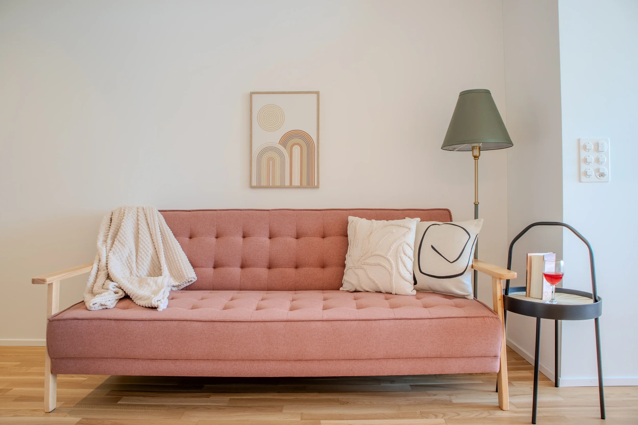 apartment-coral-wohnzimmer-sofa-design-innenaufnahme.webp