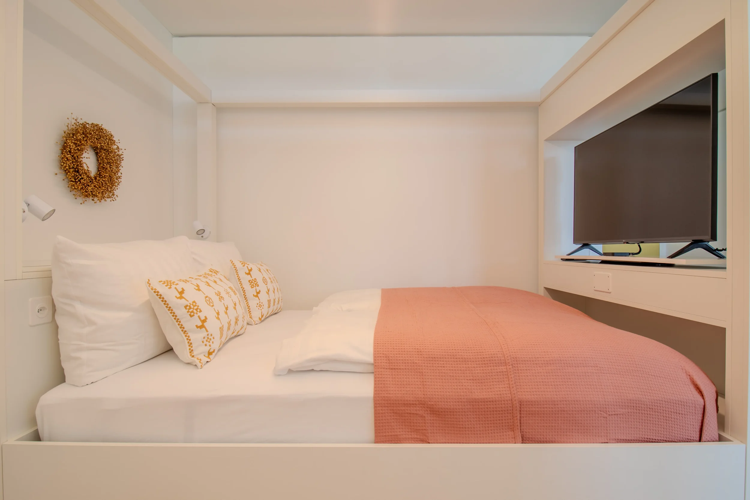apartment-coral-bett-tv-wandsystem-modern.webp