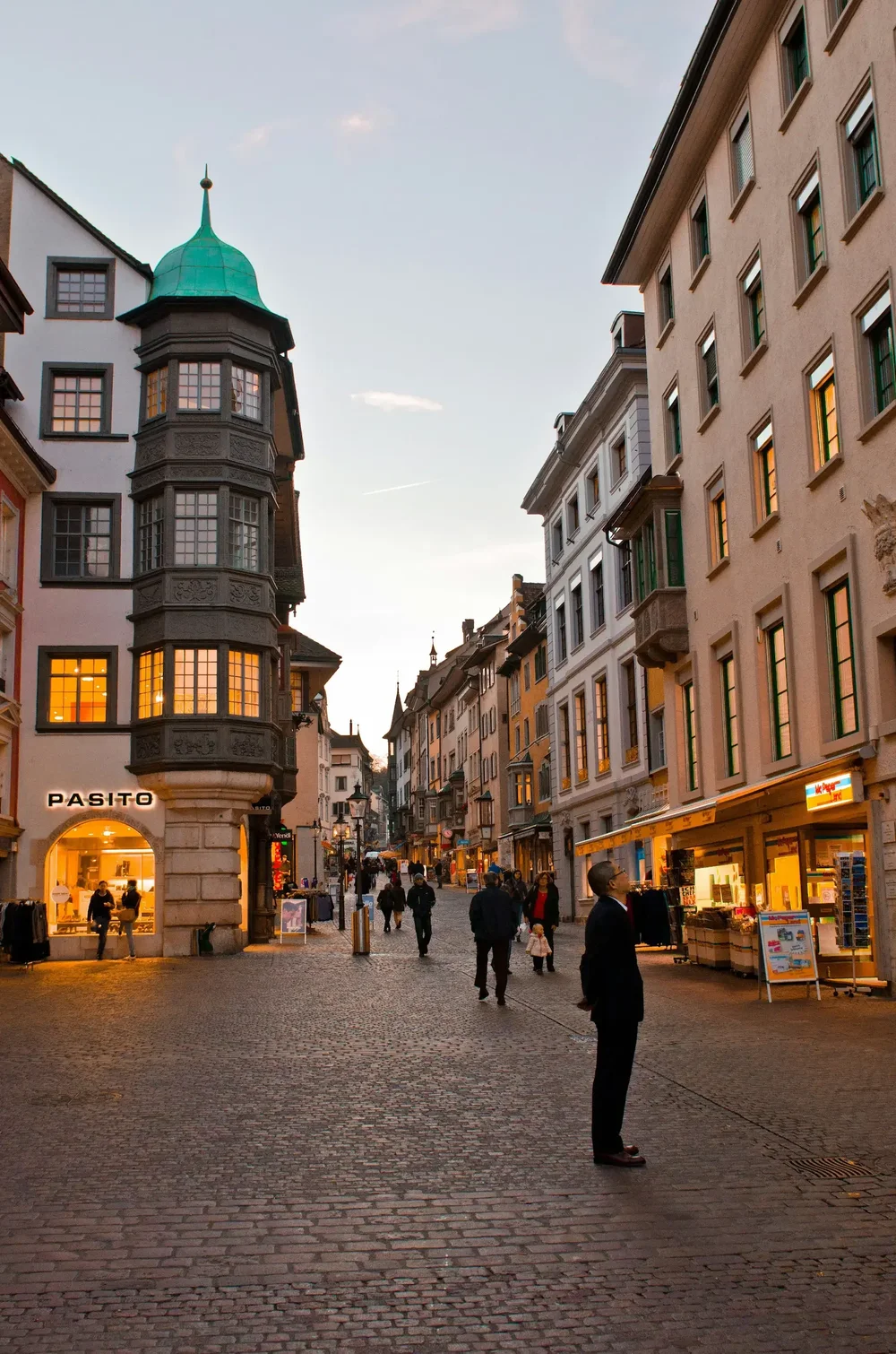 Altstadtgasse in Schaffhausen am Abend