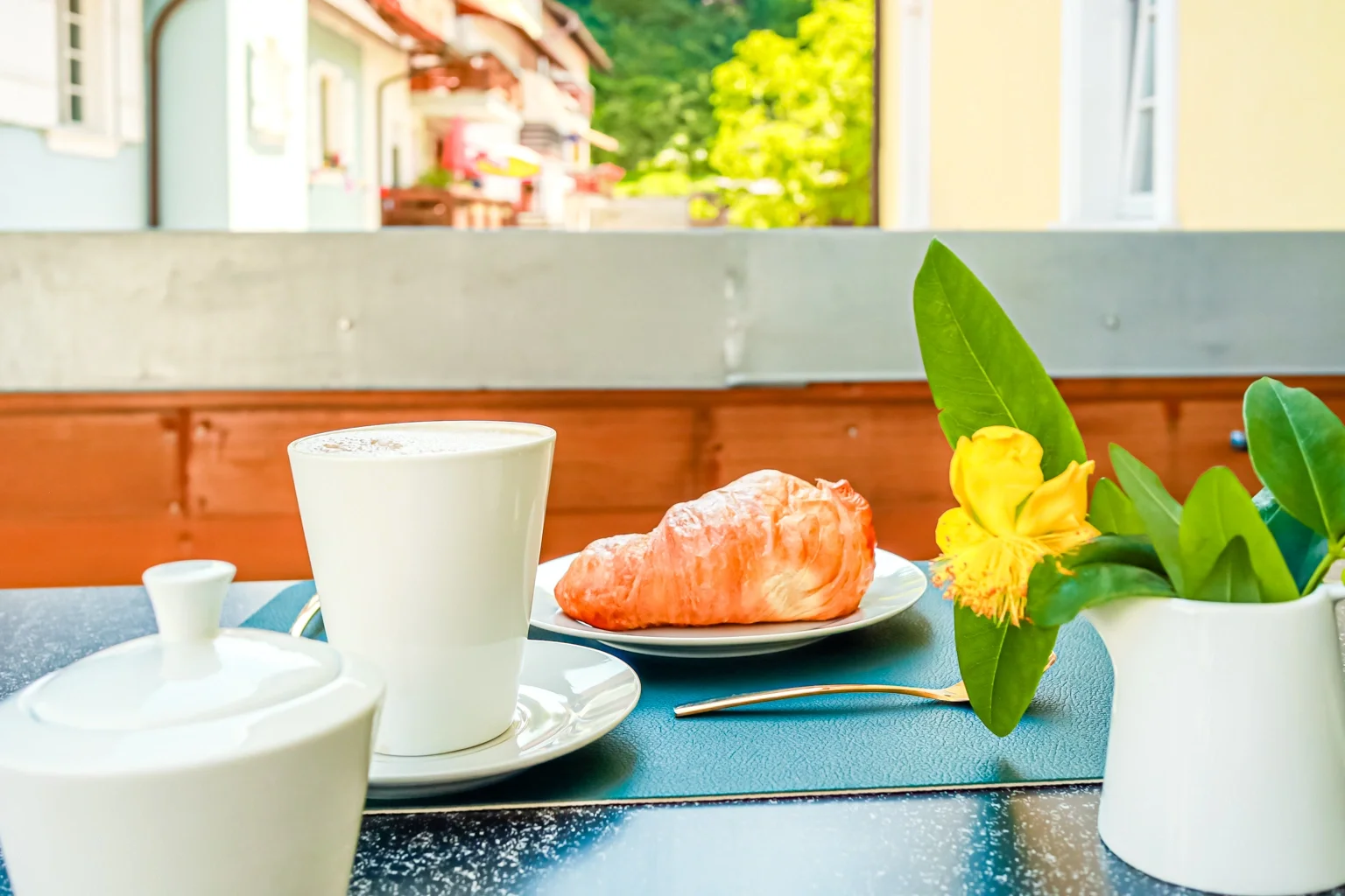 ferienwohnung-kuessaberg-apartment-gruen-balkon-fruehstueck.webp