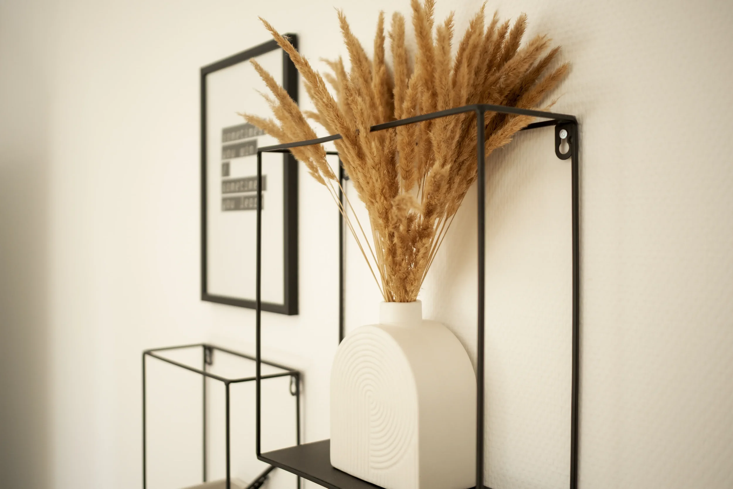 Dekoration im Apartment Gelb in Tiengen mit heller Vase, Pampasgras und warmen Naturtönen