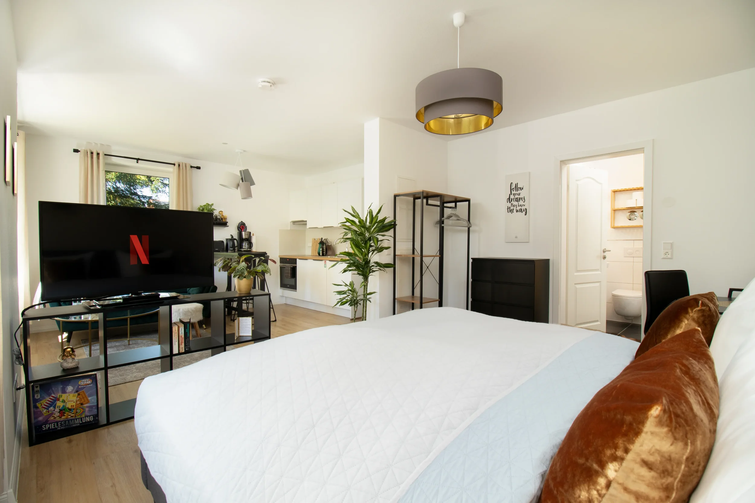 apartment-gold-waldshut-tiengen-bett-kueche.webp