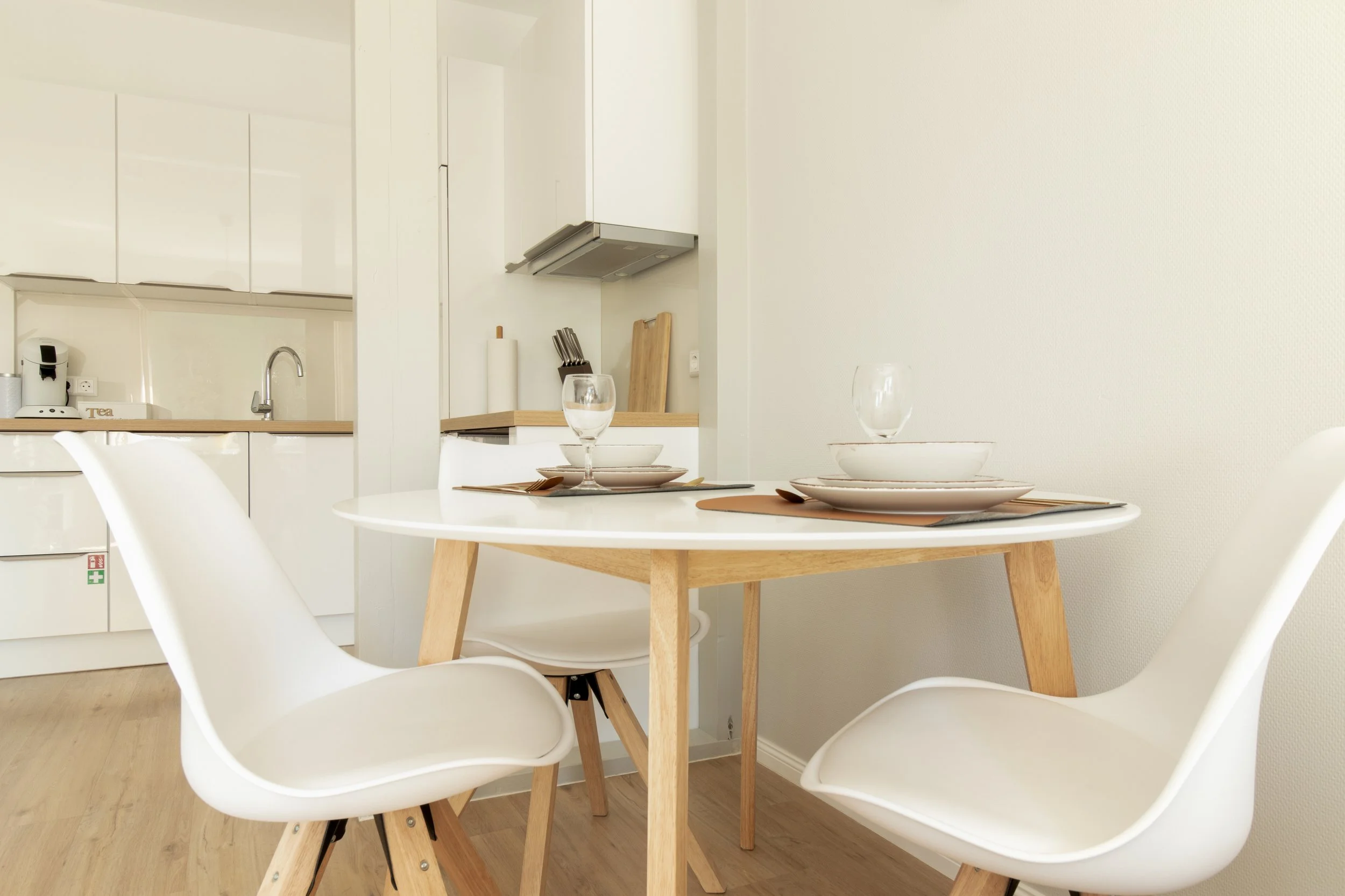 Heller Essplatz mit Rundtisch und bequemen Stühlen – ideal für gemütliche Mahlzeiten oder kleine Pausen zwischendurch.
