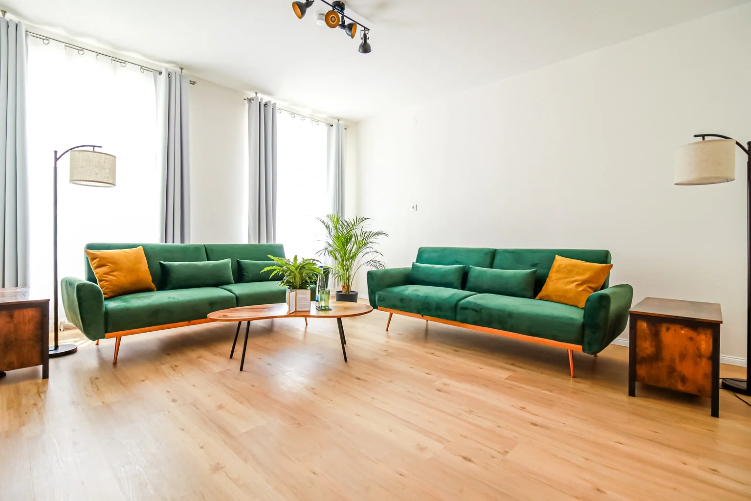 ferienwohnung-kuessaberg-apartment-gruen-wohnzimmer-sofas.webp