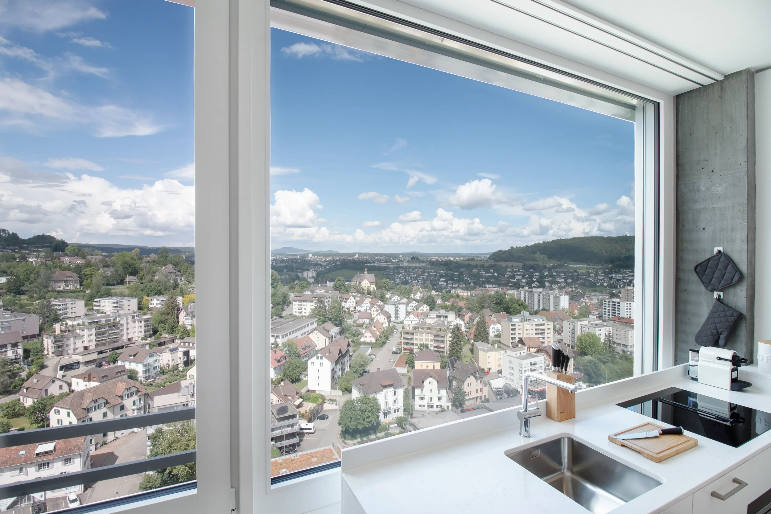 apartment-grau-ausblick-neuhausen-fensterpanorama.webp