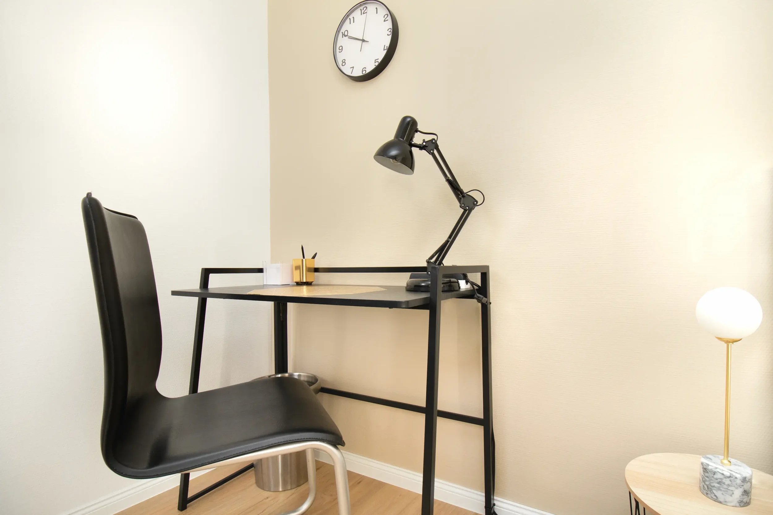 apartment-gold-waldshut-tiengen-schreibtisch.webp
