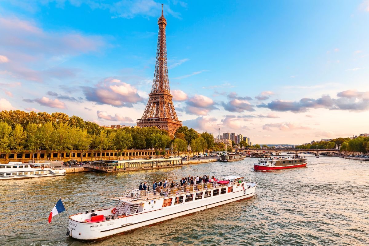 1 Hour Siene River Cruise from Eiffel Tower