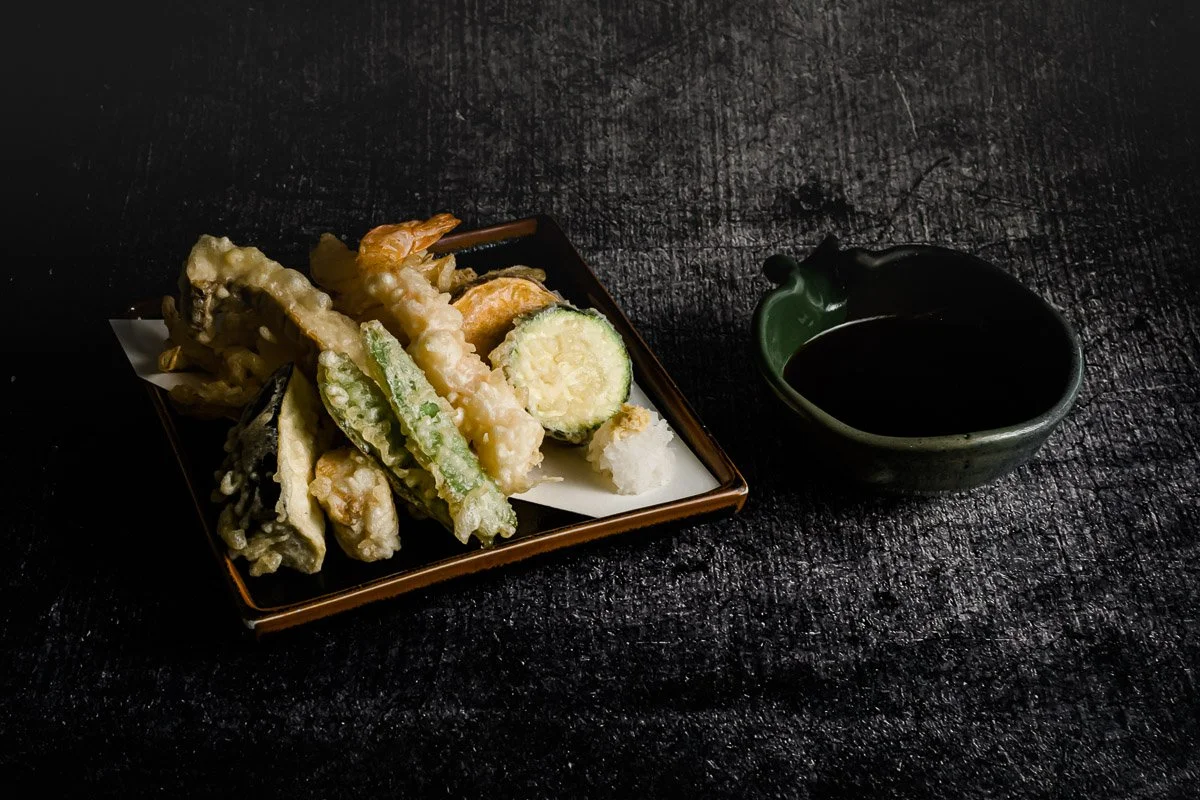 Tempura-Gemüse auf einem Teller mit dunklem Hintergrund