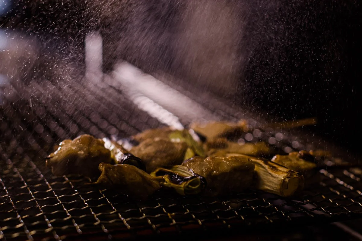 gegrillte Artischocken auf einem Grillrost, mit Wasser oder Dampf besprüht