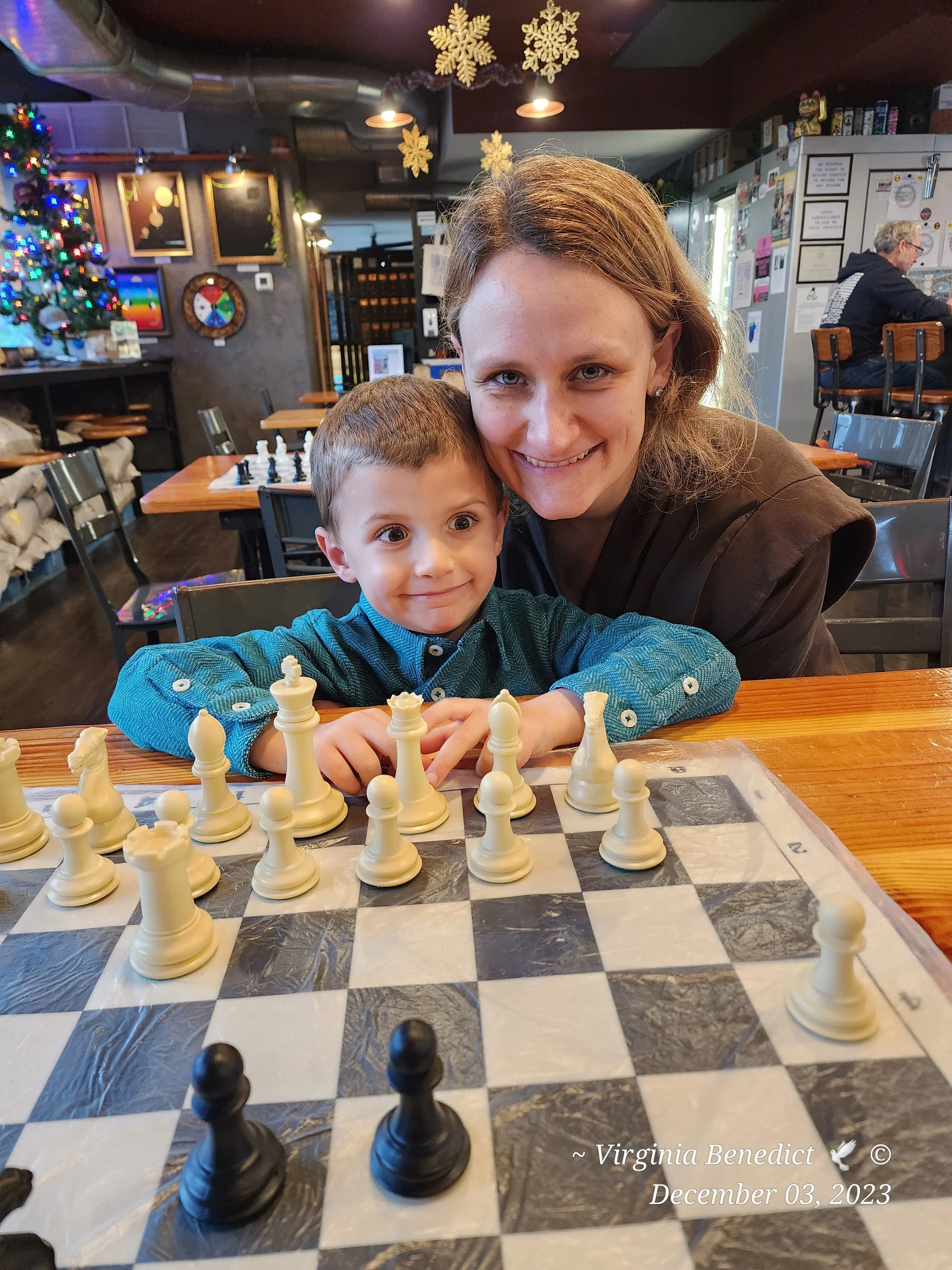 Mother-and-child-Happy-Chessers-in-front-of-the-chess-board-ready-to-learn