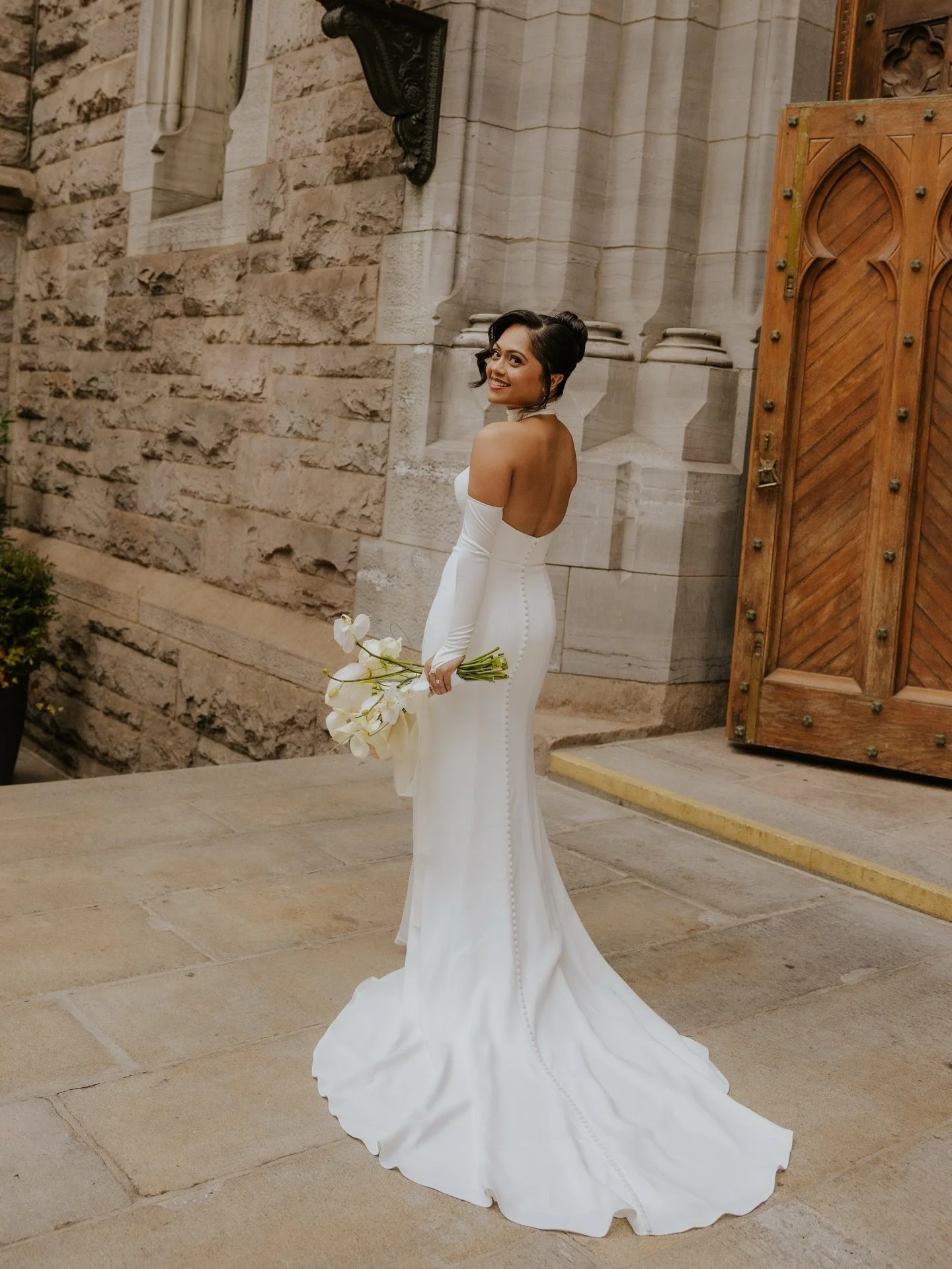 From the hairdo, to the classy dress &amp; its buttons, to the makeup&hellip;Brooke looked ABSOLUTELY gorgeous on her nyc wedding day. Such a beautiful woman inside &amp; out ✨☺️ can&rsquo;t wait to show you more of this day! 

Keywords: #hudsonvalle