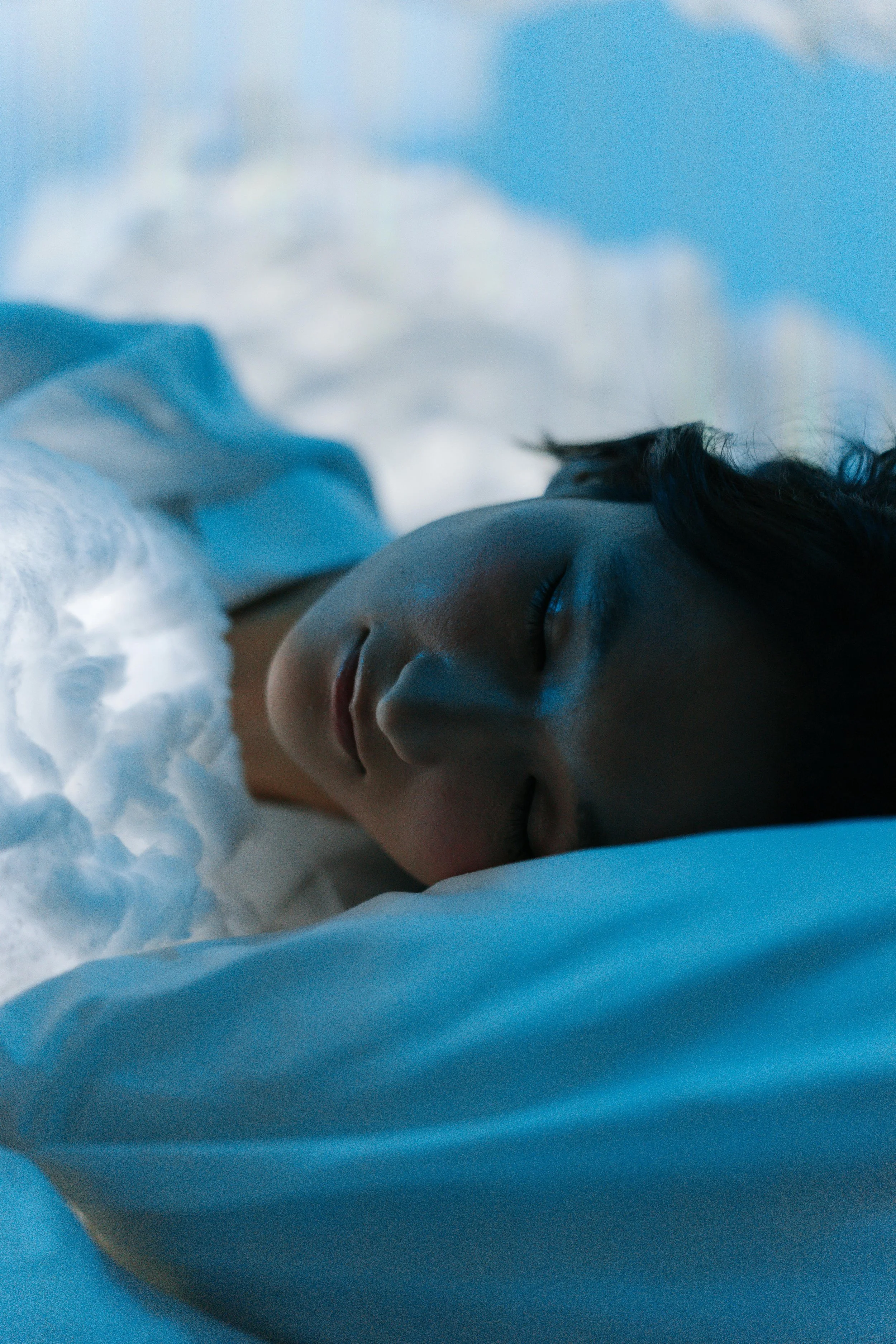 Personne allongée les yeux fermés, détendue et attentive à ses sensations