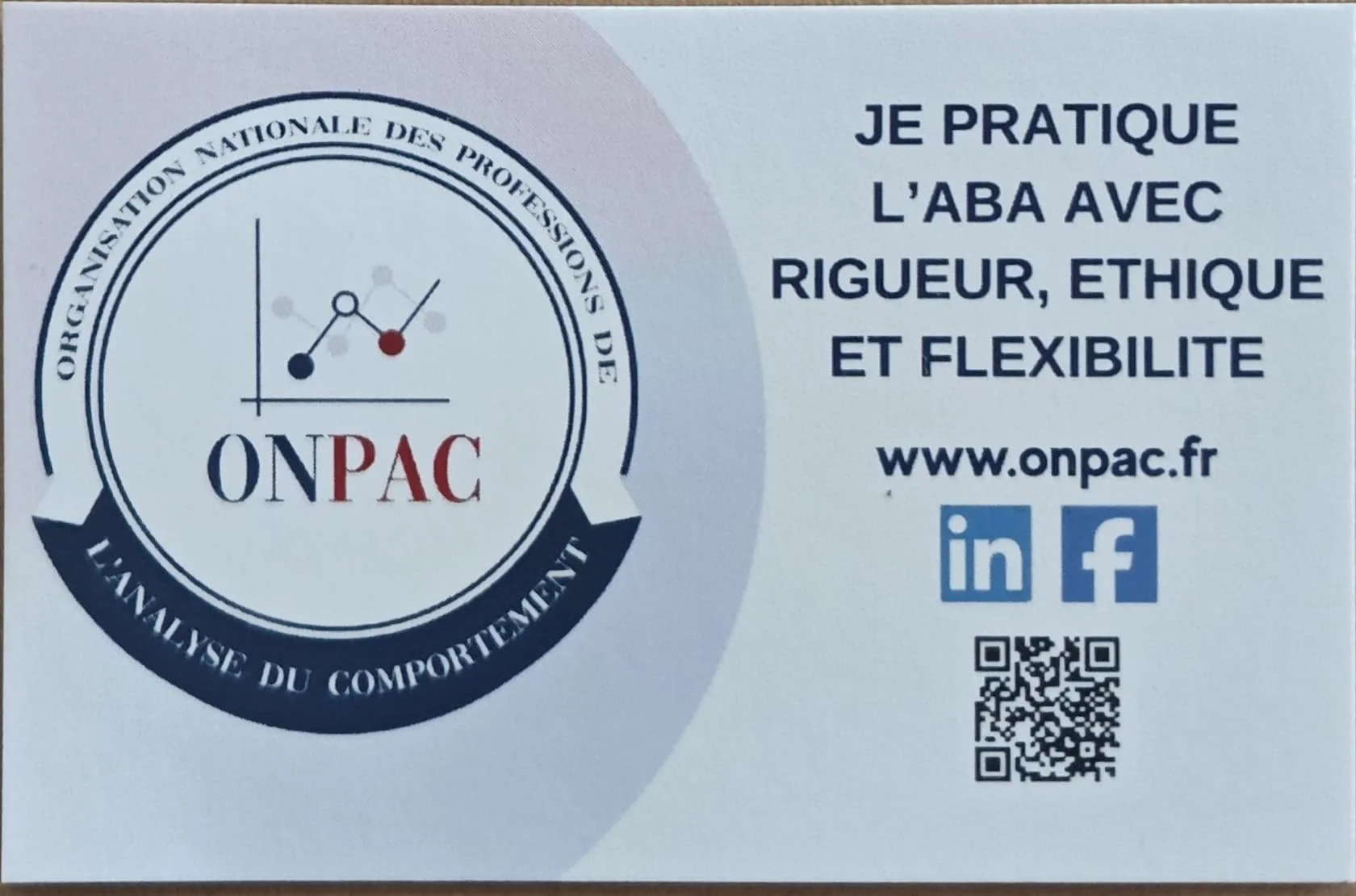 Carte de visite de l'Organisation Nationale des Professionnels de l'Analyse du Comportement (ONPAC) avec logo, texte informatif, adresse web, icônes LinkedIn et Facebook, et un QR code.