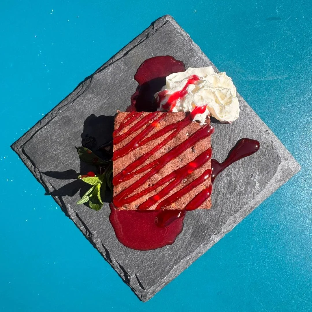 Un nouveau dessert chez Cavok, le fameux brownie et son coulis de fruits rouges et cr&egrave;me chantilly. Mais on peut aussi le transformer en brownie sauce chocolat, ou caramel, ou encore glace &agrave; la vanille. Parce que chez Cavok tout est pos