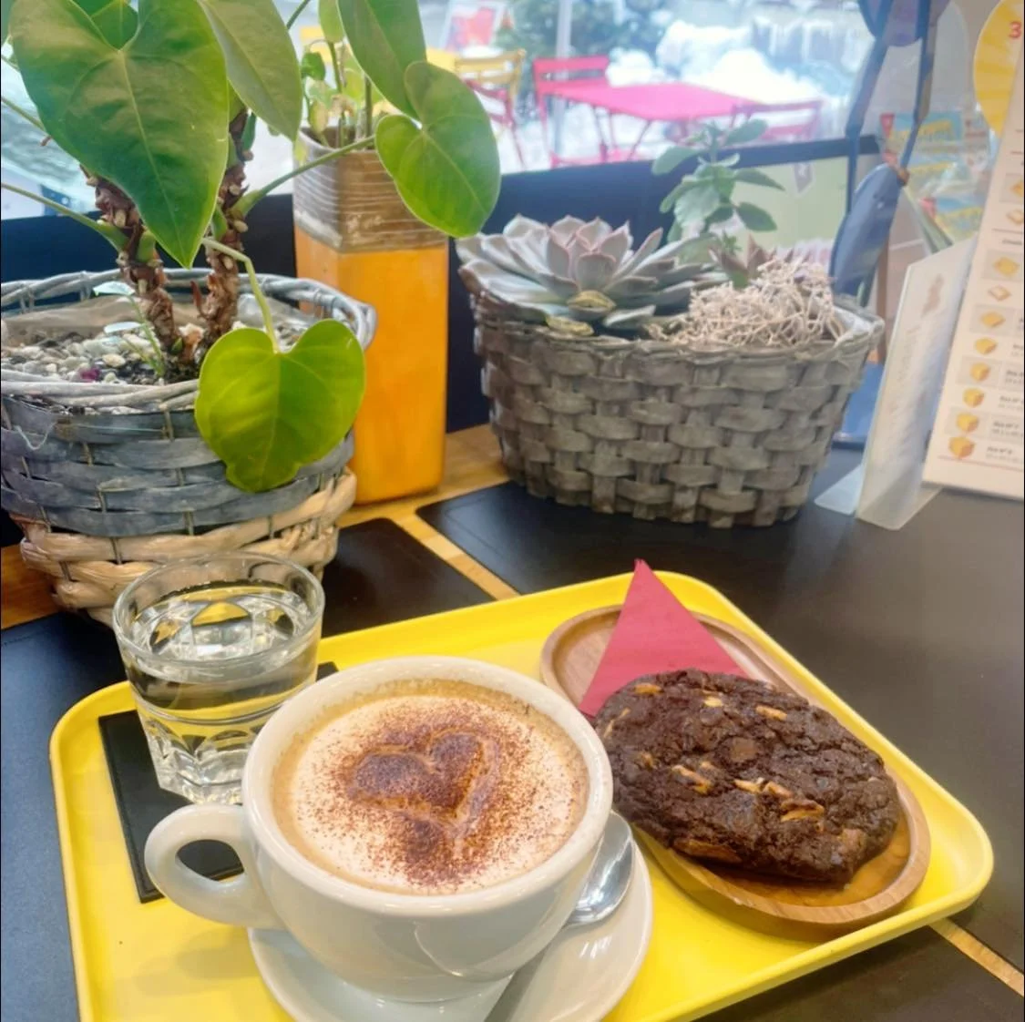 Notre formule &laquo; caf&eacute;-cookie &raquo; &agrave; 4,50chf ✨ 
Un cappuccino, chocolat chaud, th&eacute; ou caf&eacute; qui r&eacute;chauffe le c&oelig;ur accompagn&eacute; de diff&eacute;rents cookies 🍪 comme le double chocolat, cranberry et 