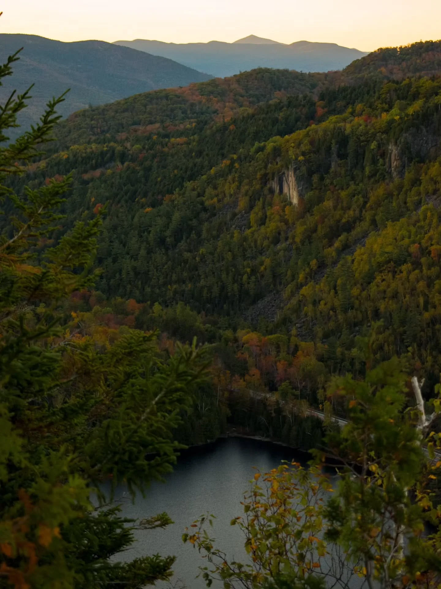 Past peak foliage in Chapel Pond Pass.
To people's surprise, a few days ago was my first time taking the romp up Regular Route on the Slab. Easy climbing leading to good views with a great partner. What more could someone ask for?
#KeeneValley #Adi