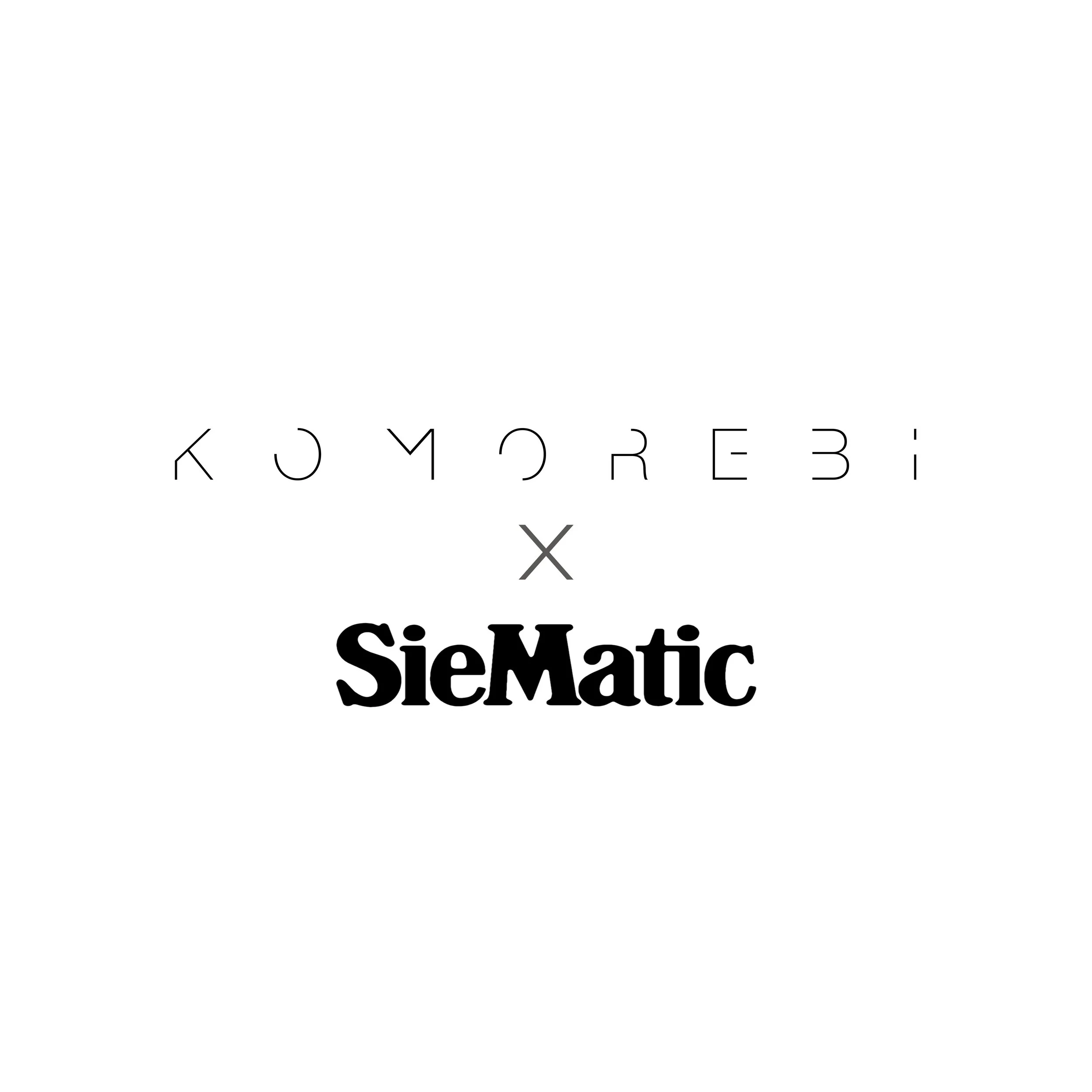 Logo combiné de Komorebi et SieMatic, avec le nom Komorebi en caractères fins et modernes, et SieMatic en caractères gras et arrondis, séparés par un symbole 'x' au centre.
