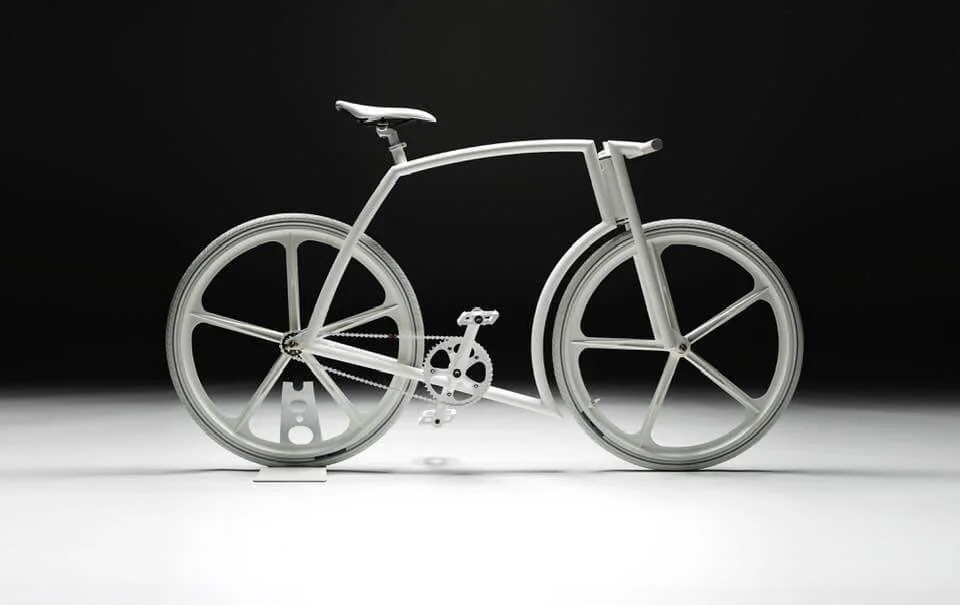Modèle de vélo blanc minimaliste sur fond noir et blanc.