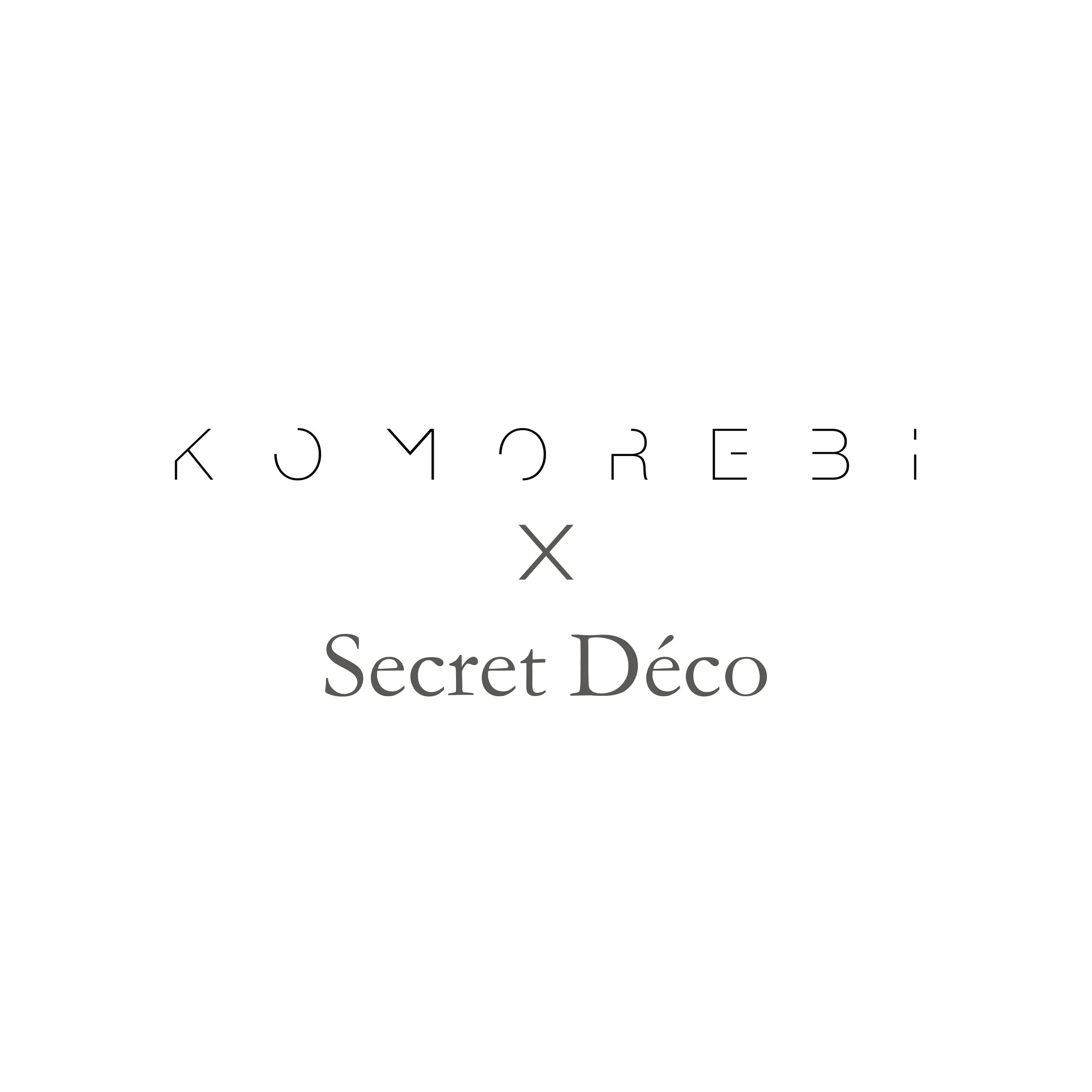 Logo combiné de Komorebi et Secret Déco, avec un fond blanc, utilisant des polices élégantes et modernes.