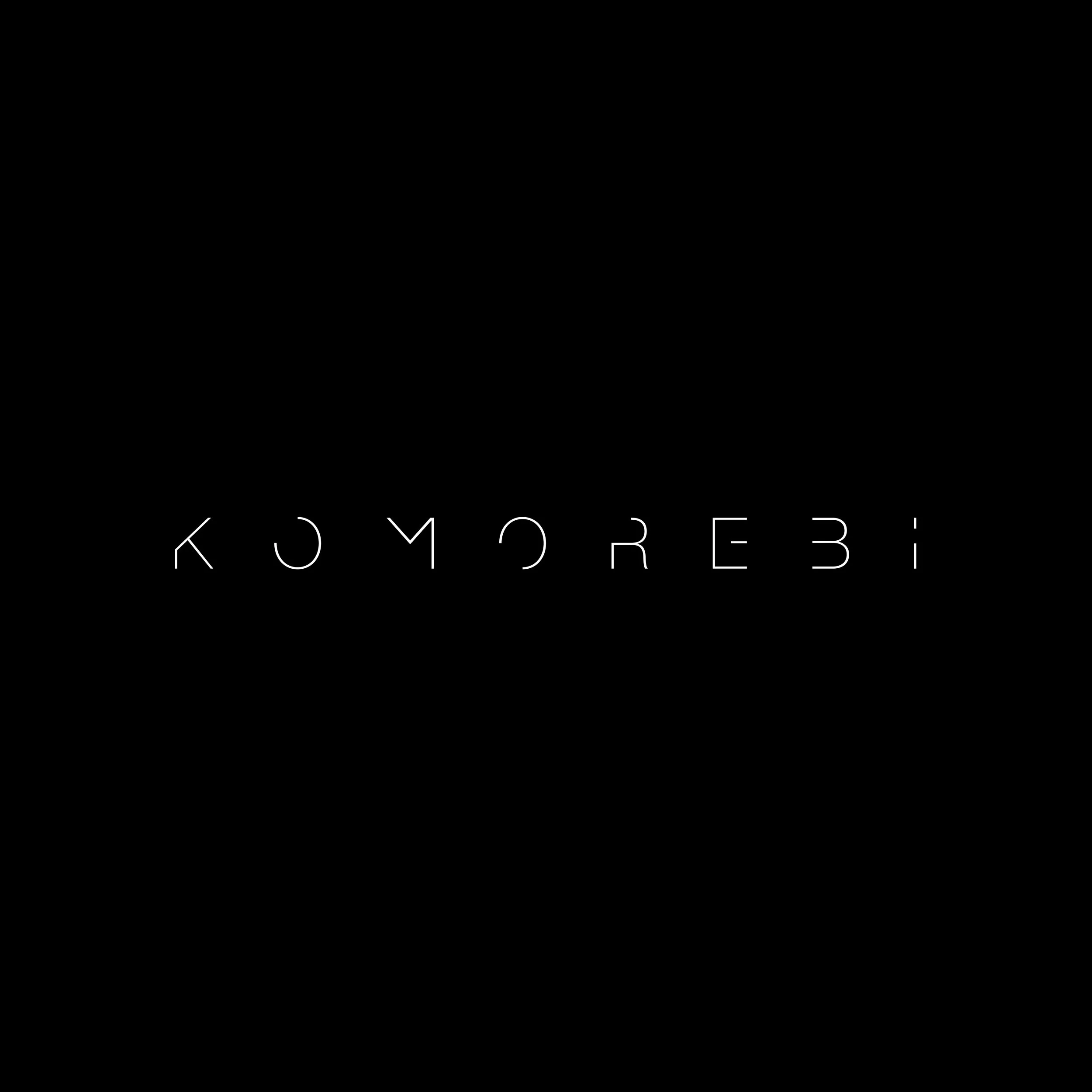 Logo noir avec un texte stylisé en blanc "Komorebi" au centre.