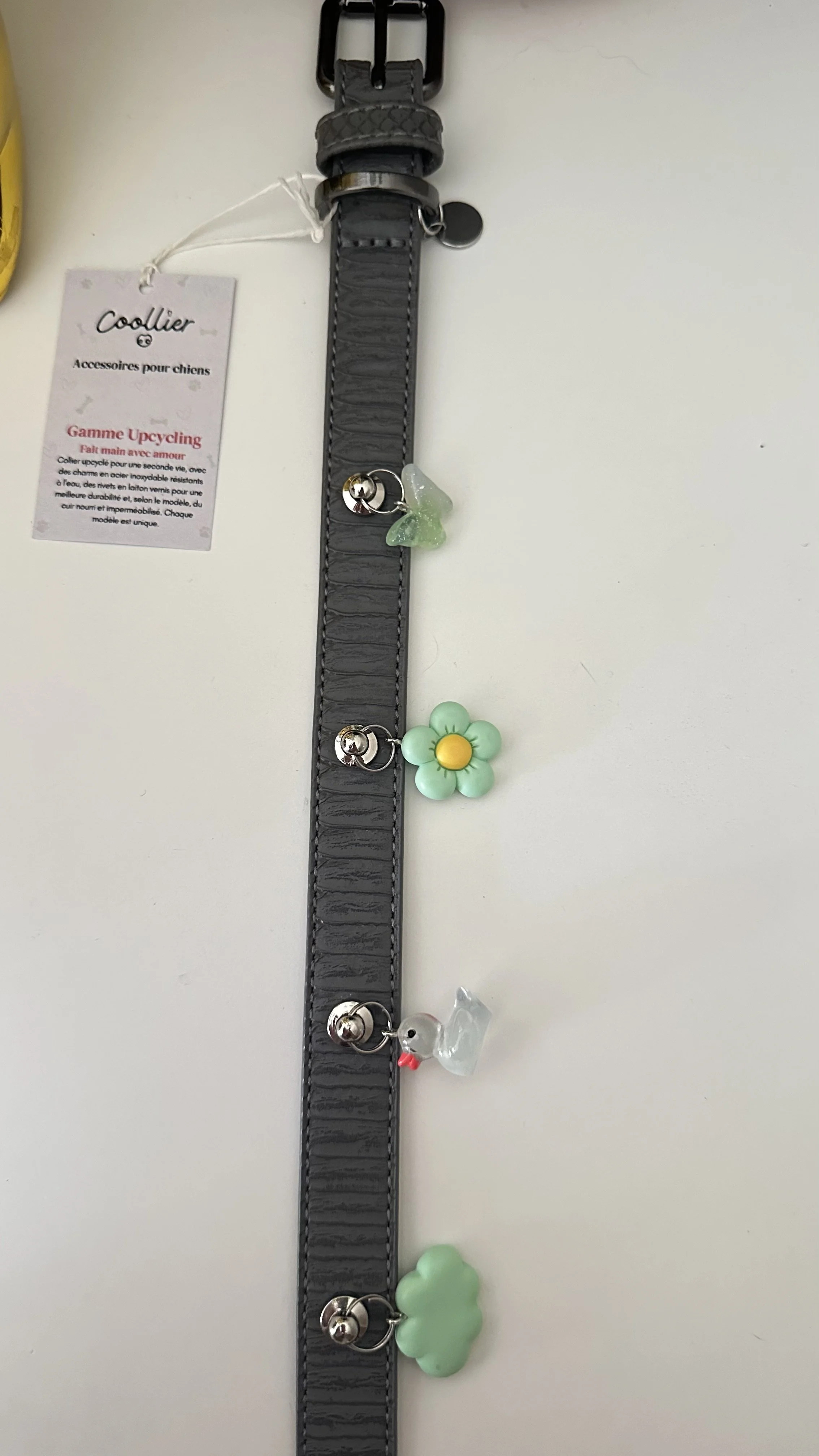 Collier Milk & Pepper M+ (35‑43 cm) – décoré d’un papillon, d’une fleur, d’un canard et d’un nuage en acier inoxydable – upcyclé, charms interchangeables (option à choisir)