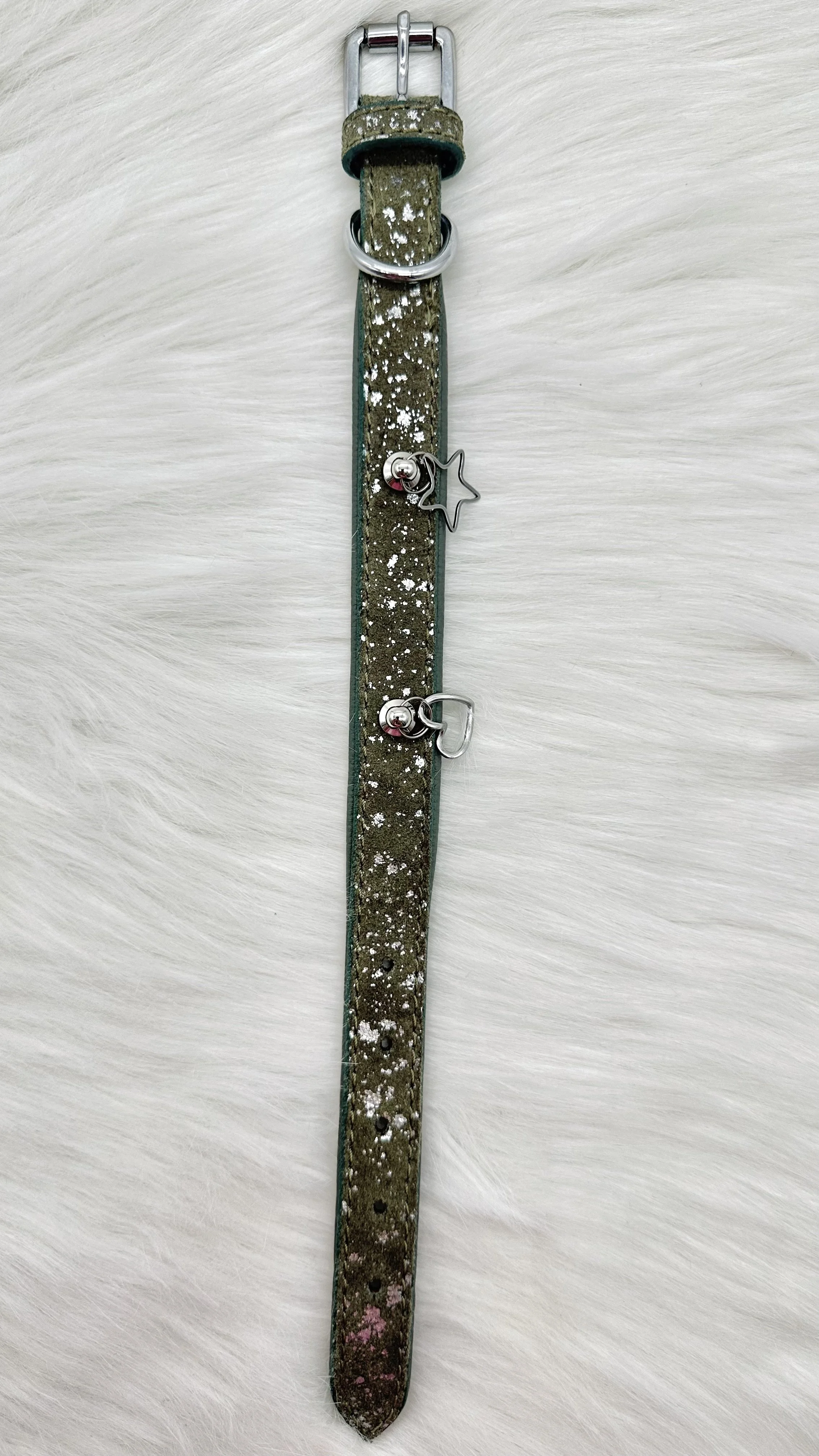 Collier kaki XS (24‑32 cm) – upcyclé, charms étoile & cœur en acier inoxydable – cuir imperméabilisé