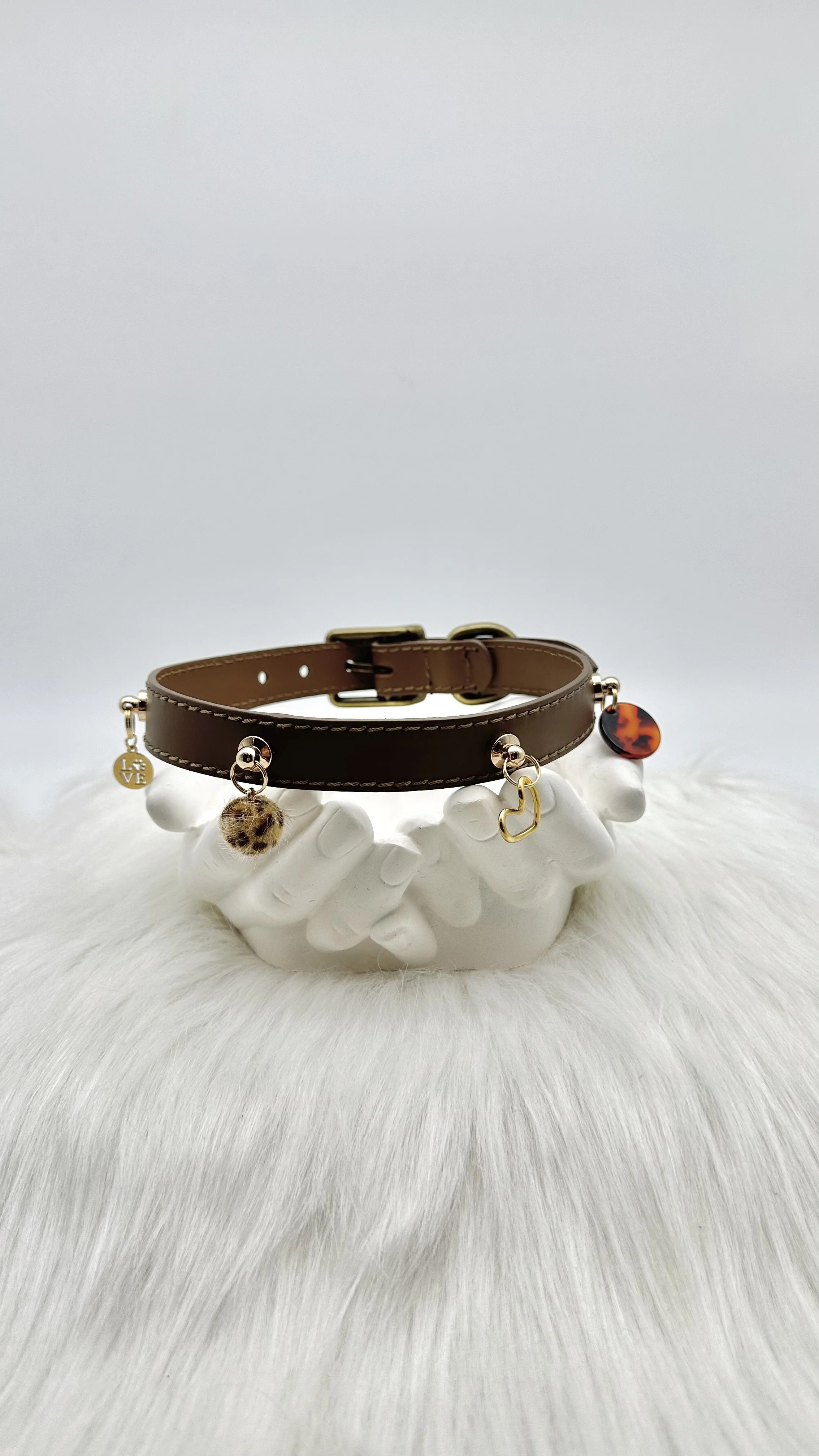 Collier Santini M (37‑45 cm) – charms léopard, cœur doré, boule léopard, médaillon Love Dog inox – cuir imperméabilisé