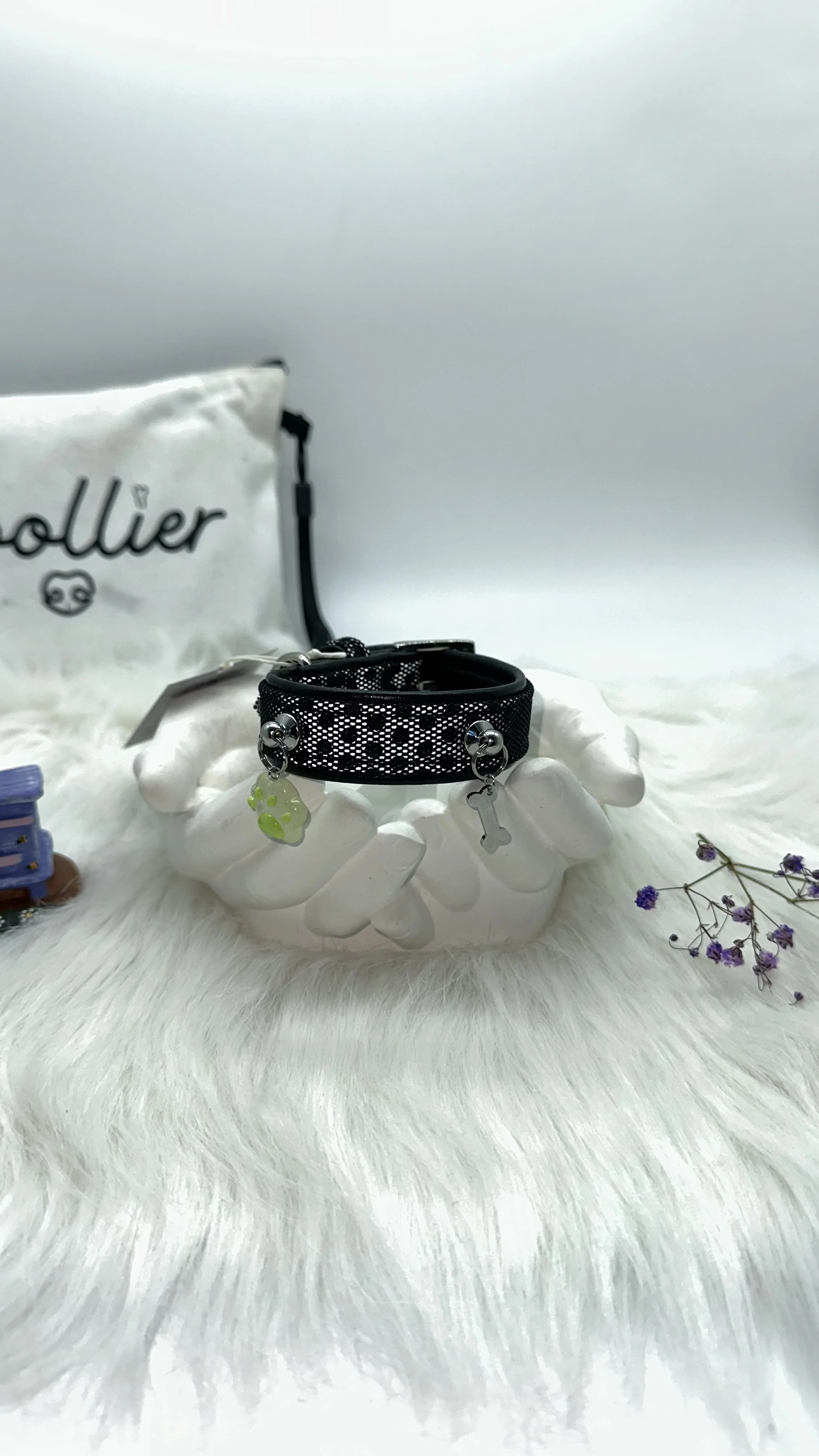 Collier Hunter XS (19,5‑25,5 cm) – upcyclé, décoré d’un os argenté et d’une patte en acier inoxydable – rivets laiton verni, résistants et durables