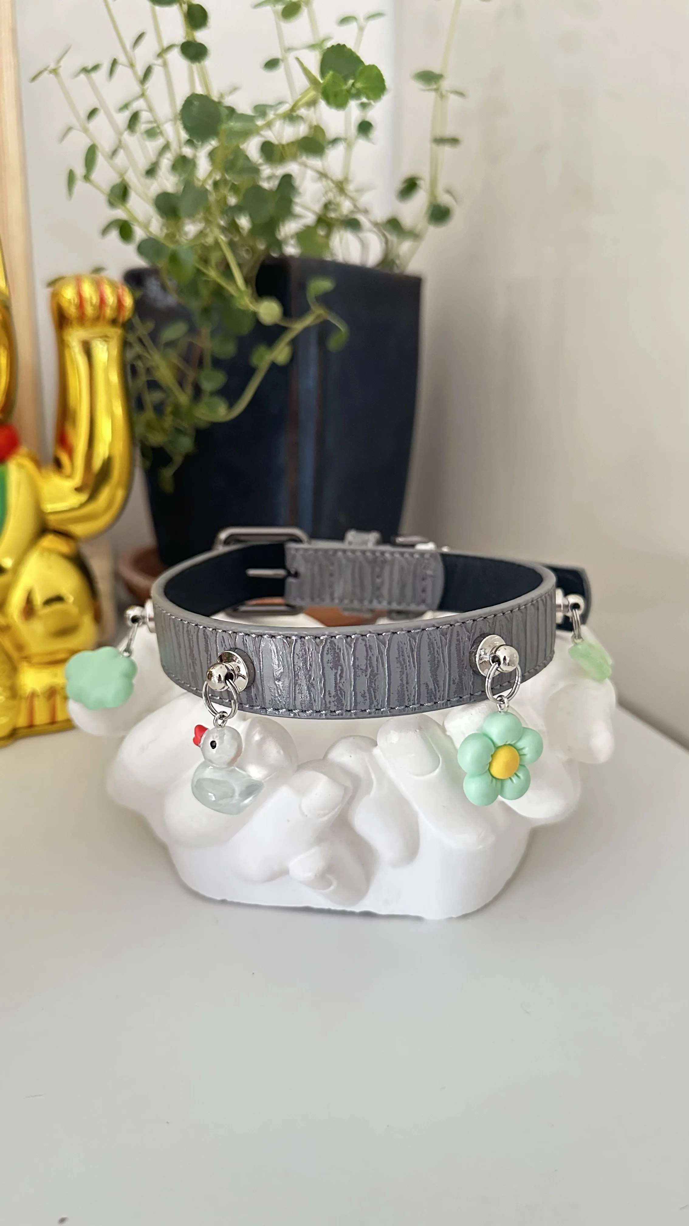 Collier Milk & Pepper M+ (35‑43 cm) – décoré d’un papillon, d’une fleur, d’un canard et d’un nuage en acier inoxydable – upcyclé, charms interchangeables (option à choisir)