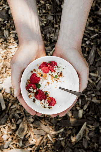 Yogurt bowl / S'usi Gastro Studio / Amsterdam food and prop stylist.gif