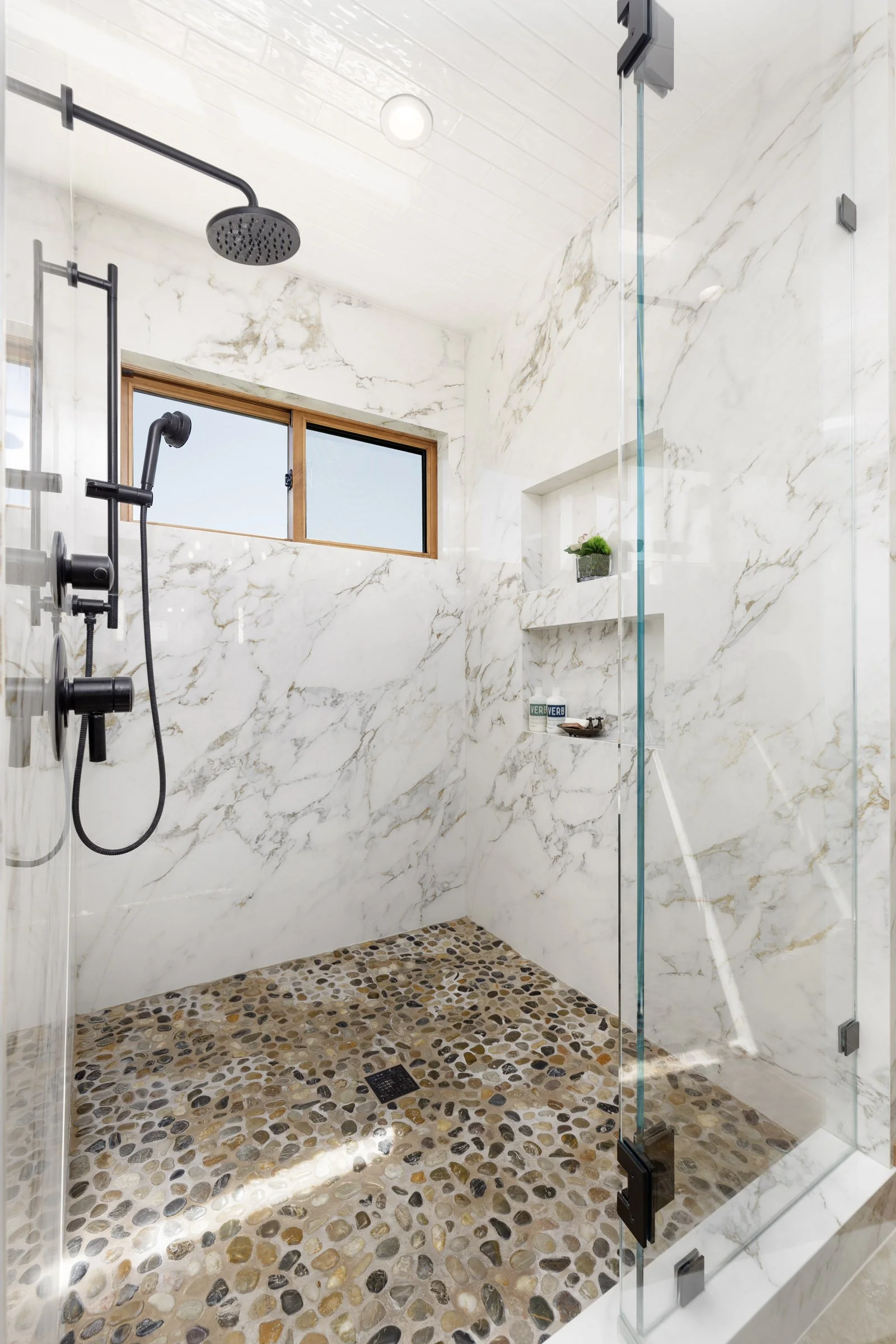santa-barbara-modern-farmhouse-bathrooms4.jpg